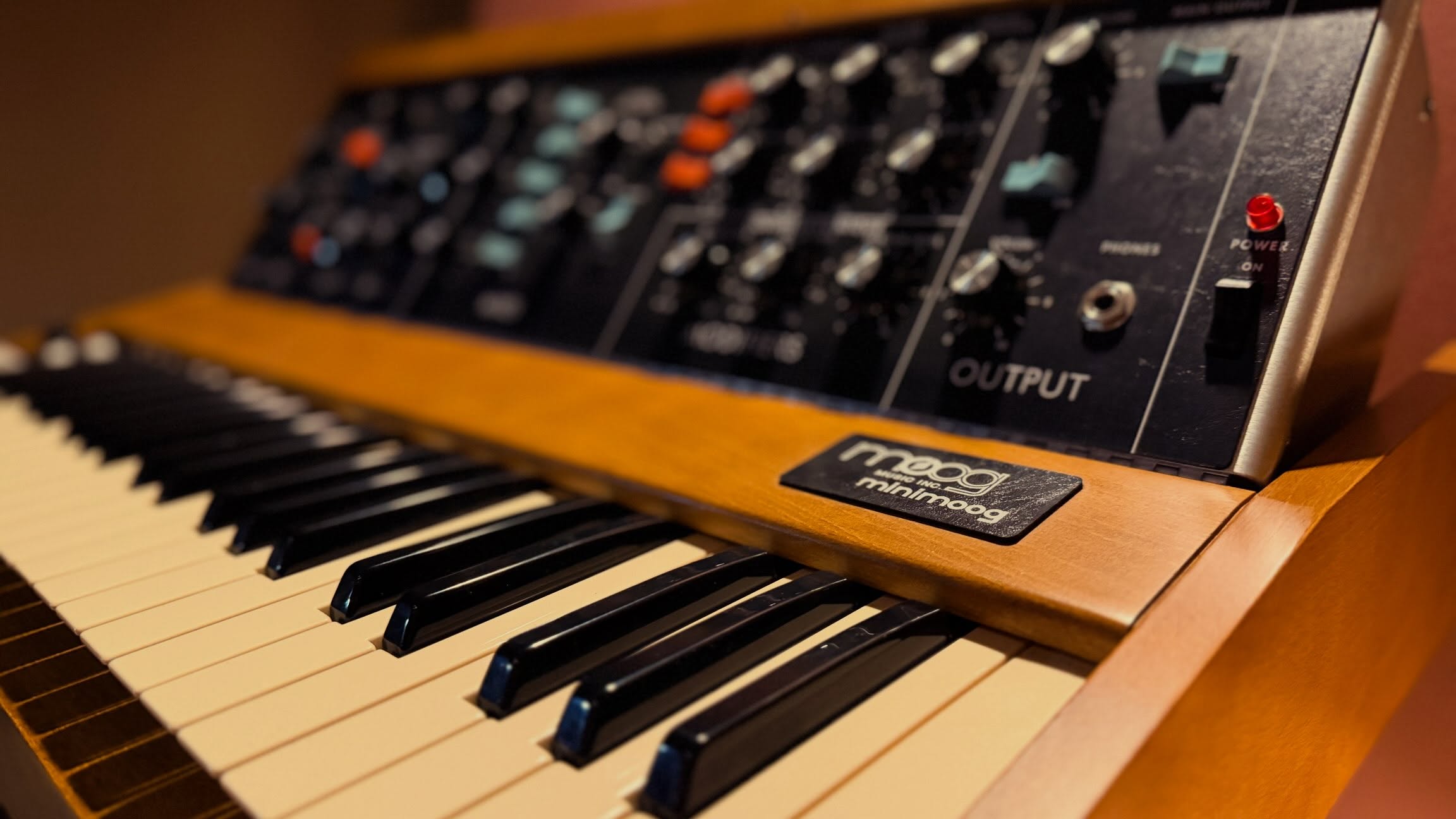 We just picked up a Minimoog Model D from our good friends at @action_music.
The legendary analog monosynth that basically defined the sound of electronic music. Three fat oscillators, that unmistakable Moog ladder filter, and the original pitch + mod wheels that inspired endless creativity among keyboardists.
From basslines, to leads, to unusual tones that no plugin can fully replicate, this thing does it.
Can’t wait to put this beast on some records.
#musiconpark