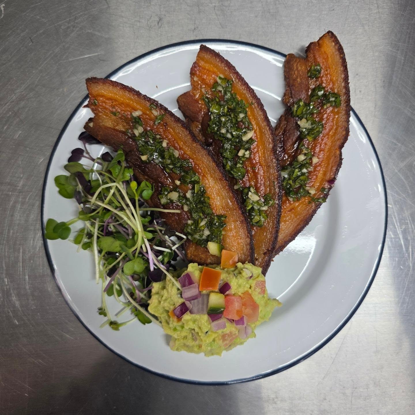 Our after work Friday specials this week are "chicharrones" crispy slices of pork belly brushed with chimichurri and served with fresh made guacamole to dip them in. We also have our house made empanadas in a choice of chicken or pork. Both pair perfectly with that after work drink with friends. Available from 4pm till sold out.
#hobart #hobartfood #hiddencornerhobart