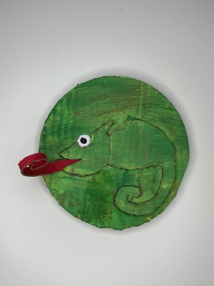 🇫🇷UN CAMÉLÉON PEUT EN CACHER UN AUTRE…
Il peut être tout vert, parfaitement camouflé… ou alors extrêment coloré!
Avec une seule découpe dans du carton, nous avons créé deux caméléons.
Pour le faire créer, quelques morceaux de carton récupéré, de la peinture et de gros confettis gardés après un anniversaire ont suffi.
Un DIY simple, récup’ et plein de couleurs comme on les aime.
Le tutoriel complet, toutes les étapes et la liste du matériel sont sur le blog — lien en bio.
👉 Alors ce caméléon, il te plait ?
—
🇬🇧 ONE CHAMELEON MAY BE HIDING ANOTHER…
It can be all green, perfectly camouflaged… or incredibly colourful!
With just one cut in a piece of cardboard, we created two chameleons.
All you need is some recycled cardboard, a little paint and a handful of colourful confetti saved from a birthday party.
A simple, colourful upcycled DIY — just the way we like it.
Find the full tutorial, all the steps and the complete materials list on the blog — link in bio.
👉 So, do you like this chameleon?
—
*Peintures et colle @cleopatre_collesetcouleurs offerte dans le cadre d’une collaboration commerciale non rémunérée.
—
#diykids #recycledcrafts #cardboardcrafts #chameleoncraft #activiteenfant
