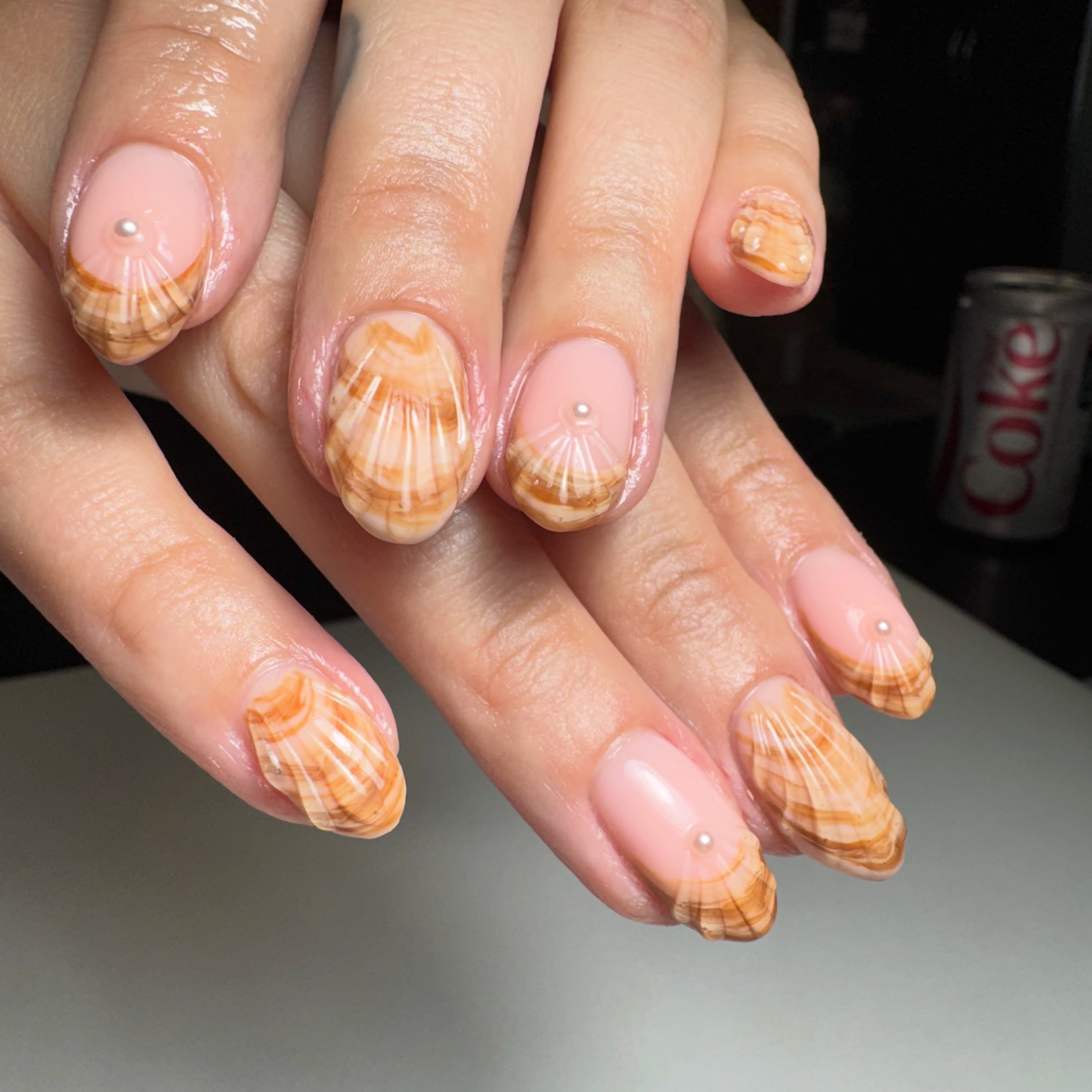 This manicure was fueled by a mid appointment sushi and Diet Coke moment.
Prep @ericasata
Structure @the_gelbottle_inc 19
Gel colors @pla_nails and @kokoistusa
3D texture @kokoistusa
#nails #nailart #seashellnails #beachnails