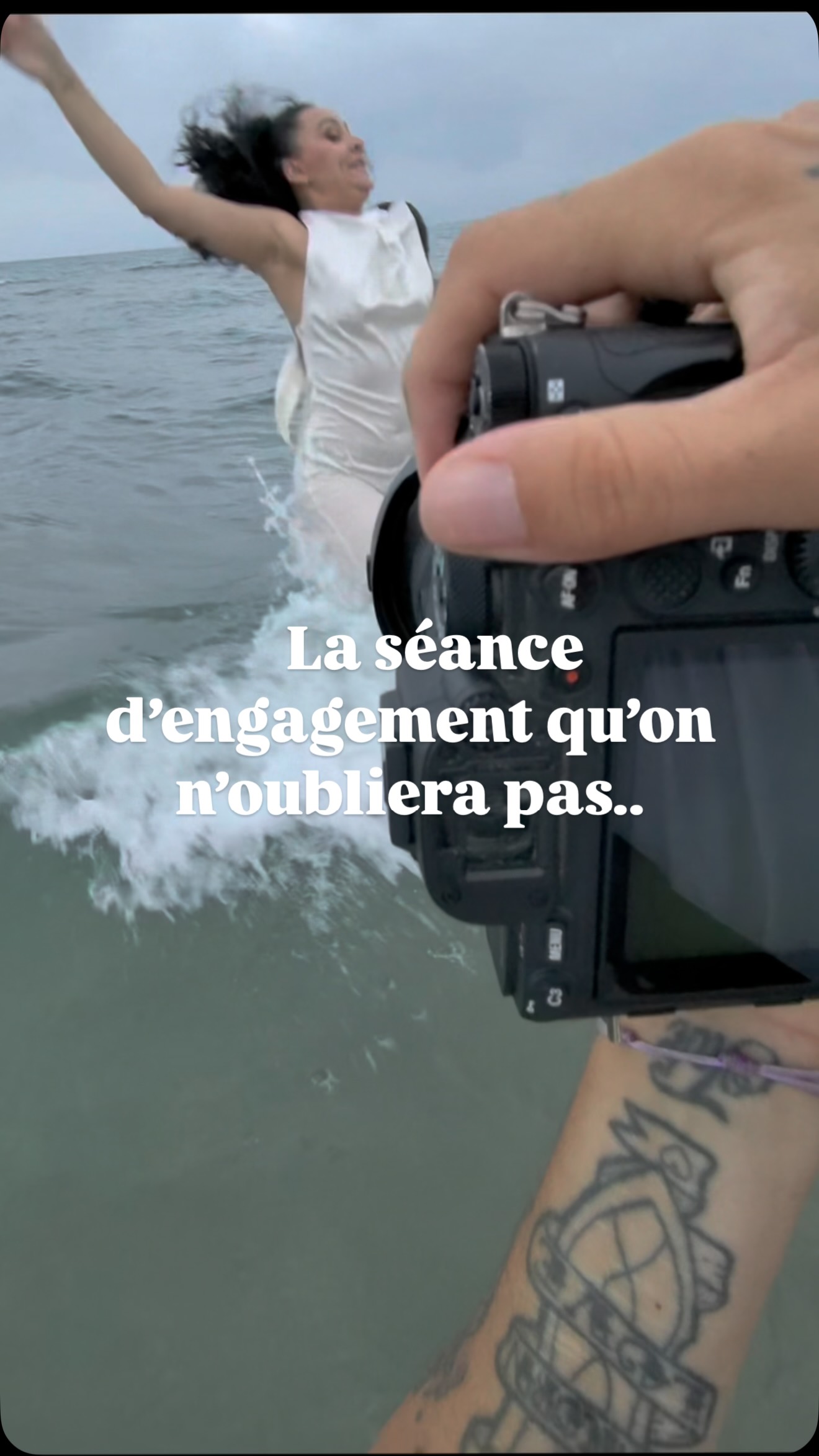 Parfois, je malmène un peu mes mariés… 😂
Aucun de nous n’avait prévu de finir trempé ce jour-là.
Résultat : le futur marié a terminé en caleçon, la future mariée a dû faire une bonne heure de route dans sa robe complètement trempée… et moi, j’ai fait presque 2h de route en culotte, les fesses à l’air. 🫠
Évidemment, personne n’avait de tenue de rechange. Parce que sinon, ce serait trop facile. 😂
Je vous avoue que je me suis sentie légèrement ridicule en commandant mon drive en culotte, mais bon… il faut ce qu’il faut pour une séance d’engagement fun.
Bref : prévoyez toujours une tenue de rechange. Même si je vous dis que “normalement ça devrait aller”. 😂
Et oui, malgré tout ça, on a quand même fait de jolies photos. 🤍