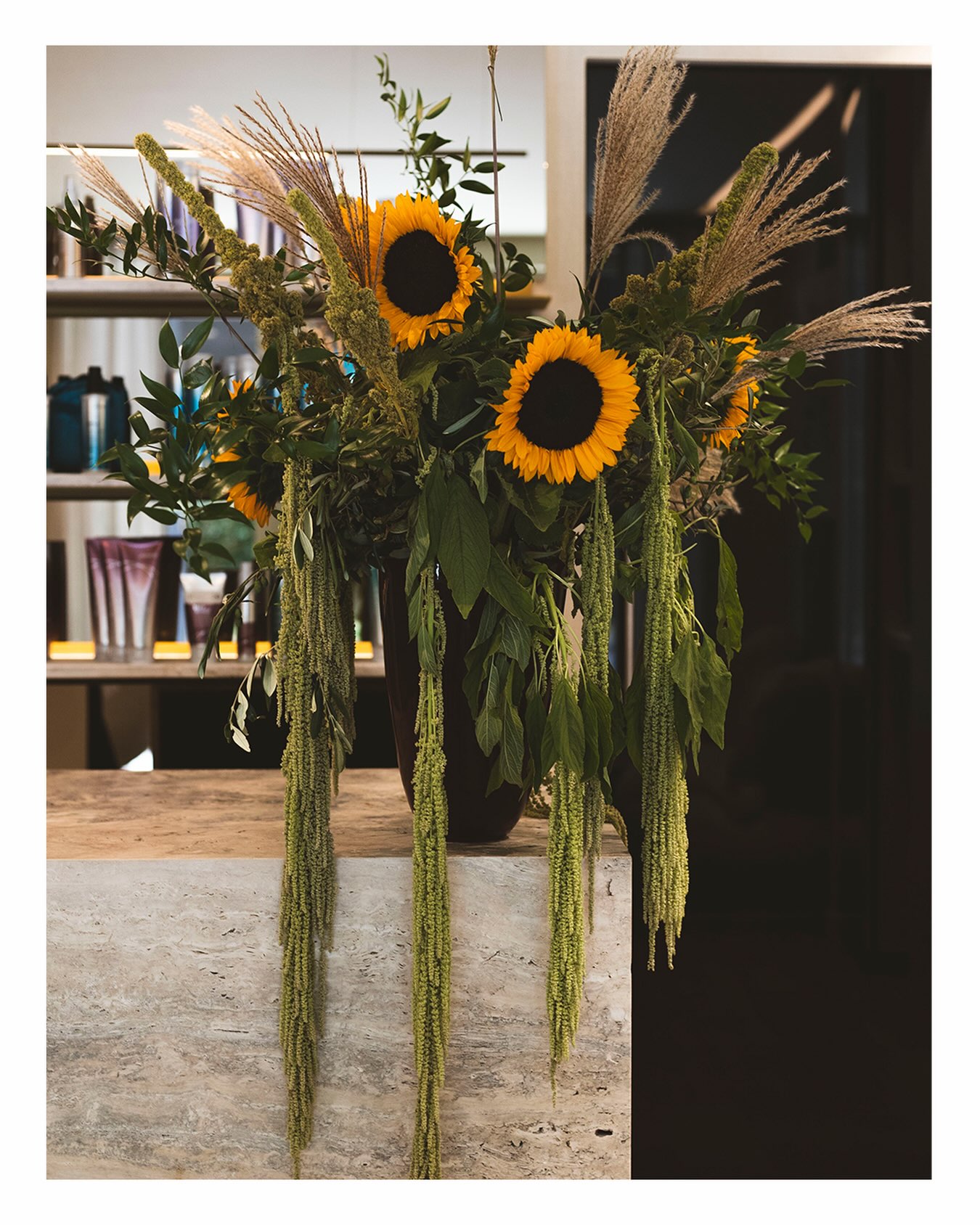 Elevating your experience with stunning flowers, always fresh and curated by the best 🤍 @josephinethomasflowers
@thomas.home.garden.inspiration
#salonstyle #luxerysalon #floraldesign