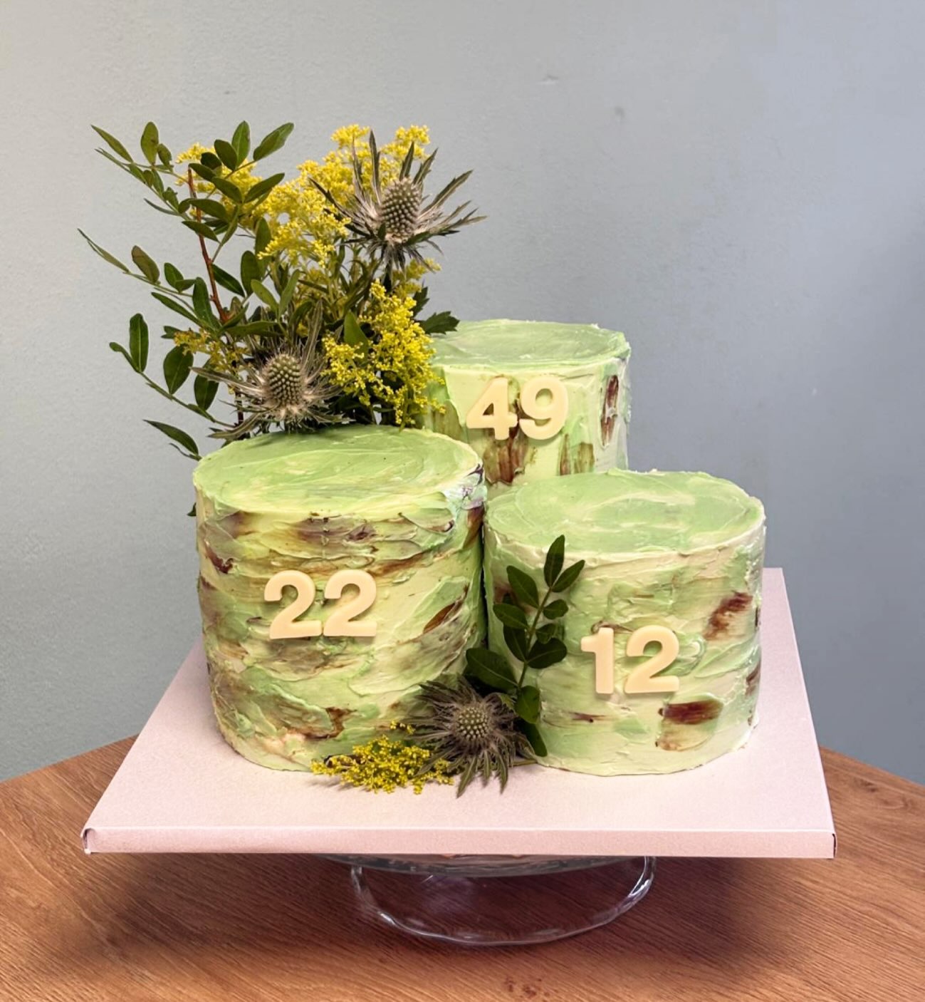Narozeninové dorty čokoláda, tvaroh s ovocem a jahoda #narozeninovydort #birthdaycake #dortszivymikvety #zelenydort #sladkepohladi