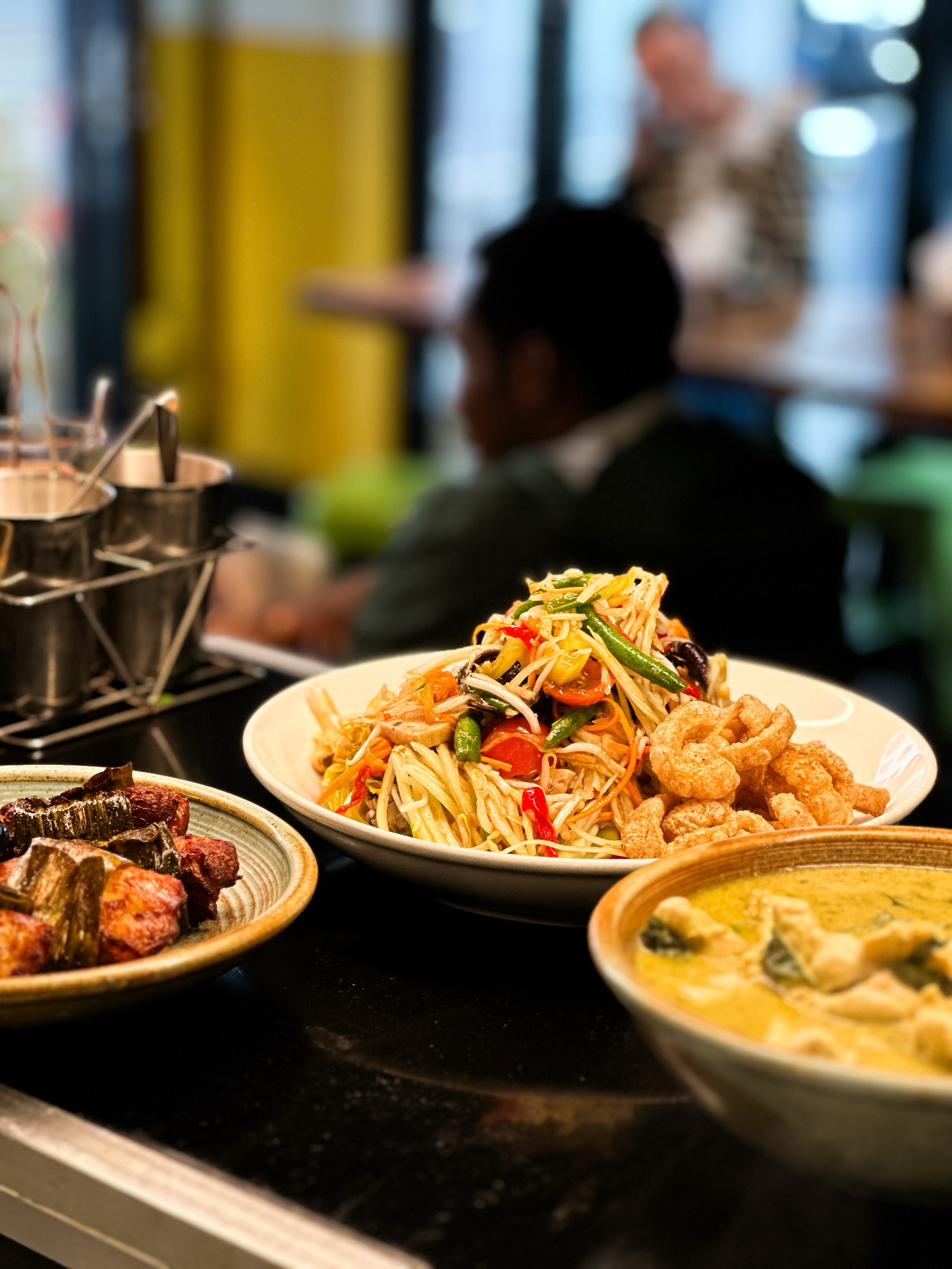 Three Thai favourites, one table 🇹🇭✨
Fresh and fiery Som Tum Mure, aromatic Gai Hor Bai Tuey wrapped in pandan leaves, and creamy Gaeng Keaw Wan 🌶️🍃🥥
The kind of spread that’s made for sharing at Yok Yor.
Who are you bringing? 👀