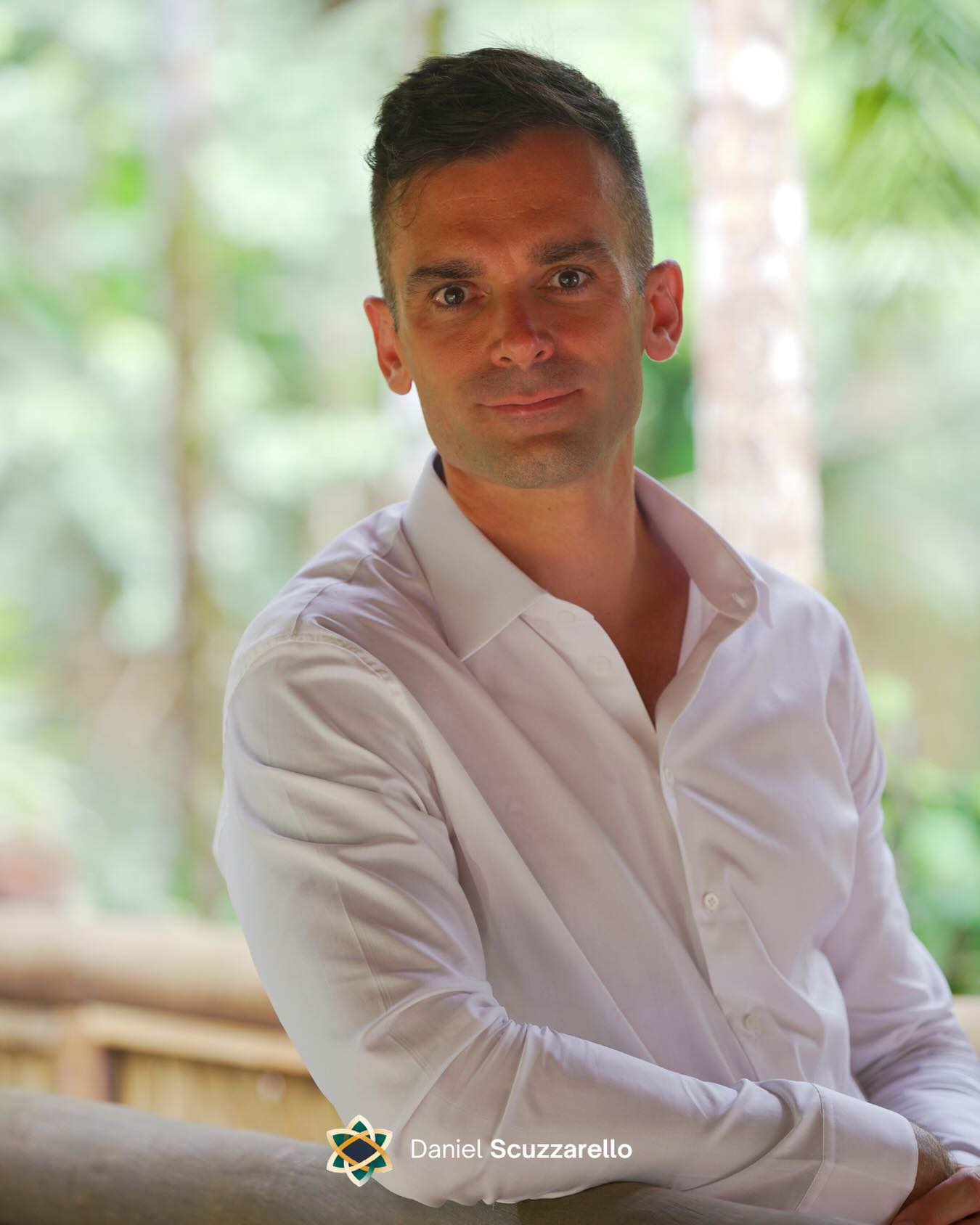 Liderança consciente não é sobre ser mais calmo, fofo ou menos exigente. Na prática, não tem nada a ver com isso. Para mim, é algo bem mais simples e profundo: é a capacidade de gerir pessoas e entregar resultados sem se perder no meio do caminho. É ter clareza de quem você é, do impacto que causa e de onde quer chegar.
Vejo isso se sustentar em 3 pilares: clareza, presença e criação. Olhando para a sua rotina hoje, qual desses 3 pontos é o mais difícil de manter?
#mindset #lider #mentoria #breathwork #quantumflow