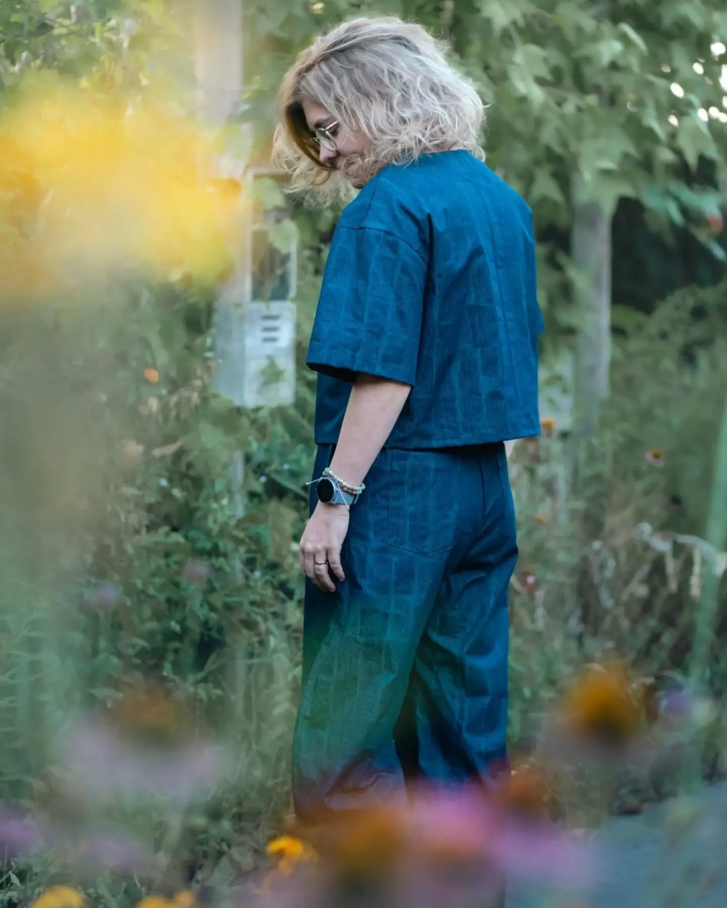 Looking for a match? 👀
Now that I have your attention, blijkbaar zijn Clara en Tiki van @notches_patterns een héél goeie match.
Exhibit A: dit tweedelig pakje dat ik ineen stikte op naaiweekend 💙.
Exhibit B: oké, ik geef toe, er is enkel exhibit A maar in mijn hoofd zijn er nog heel wat toekomstige Clara - Tiki exhibits die ondersteunen dat ze weldegelijk een goeie match zijn. Van pyjama tot fancy sets (zoals Exhibit A).
Andere goeie match: deze stof van @beglarianfabrics. Katoen, met een beetje glans in de stof voor wat extra fancy'ness 🤌🏼. Een recente blik op de website leerde me dat er nog enkele meters van beschikbaar zijn én je kan deze met 20% korting shoppen met de code "Mona20" 💸. En blijf gerust verder scrollen want de korting geldt voor de hele website. Tof hé.
Over tof gesproken. De "toffe knopen" zijn van de rommelmarkt. Éen van die 10 cent zakjes. Love een goeie rommelmarkt vondst 🥰.
📸 @bendemits
Whatdoyouthink?
#beglarianfabrics #notchestiki #notchesclara #matchingset
(*stof gekregen dus officieel ad|reclame)