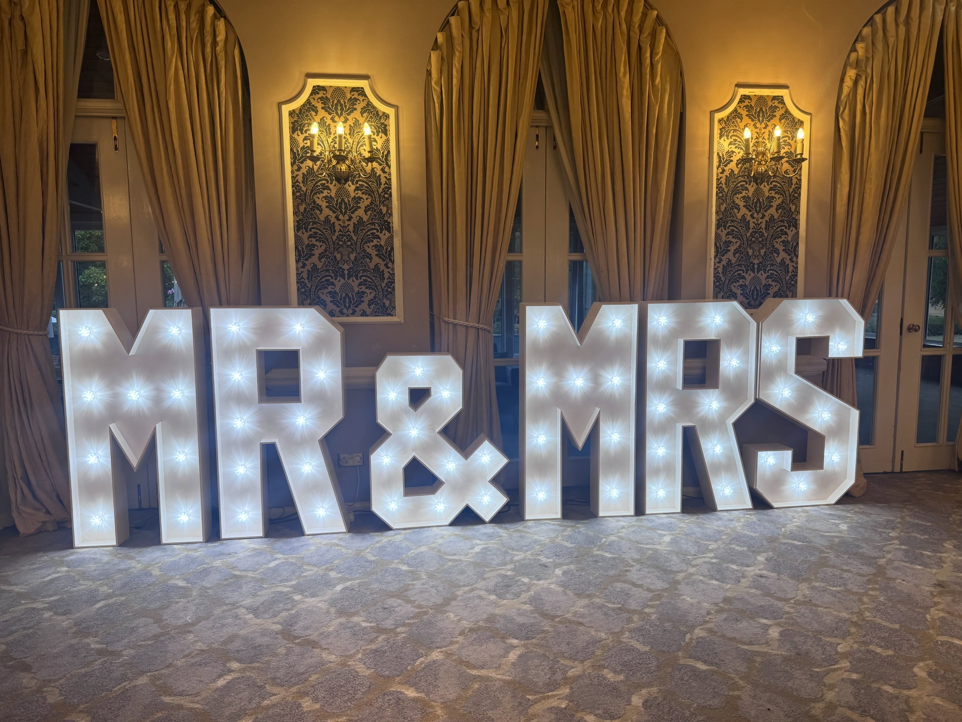 Congratulations to Mr&Mrs Turner ❤️ Featuring our Mr&Mrs letters, candy cart and sweets, digital selfie pod and light up cross. Was lovely meeting the bride and family 😊