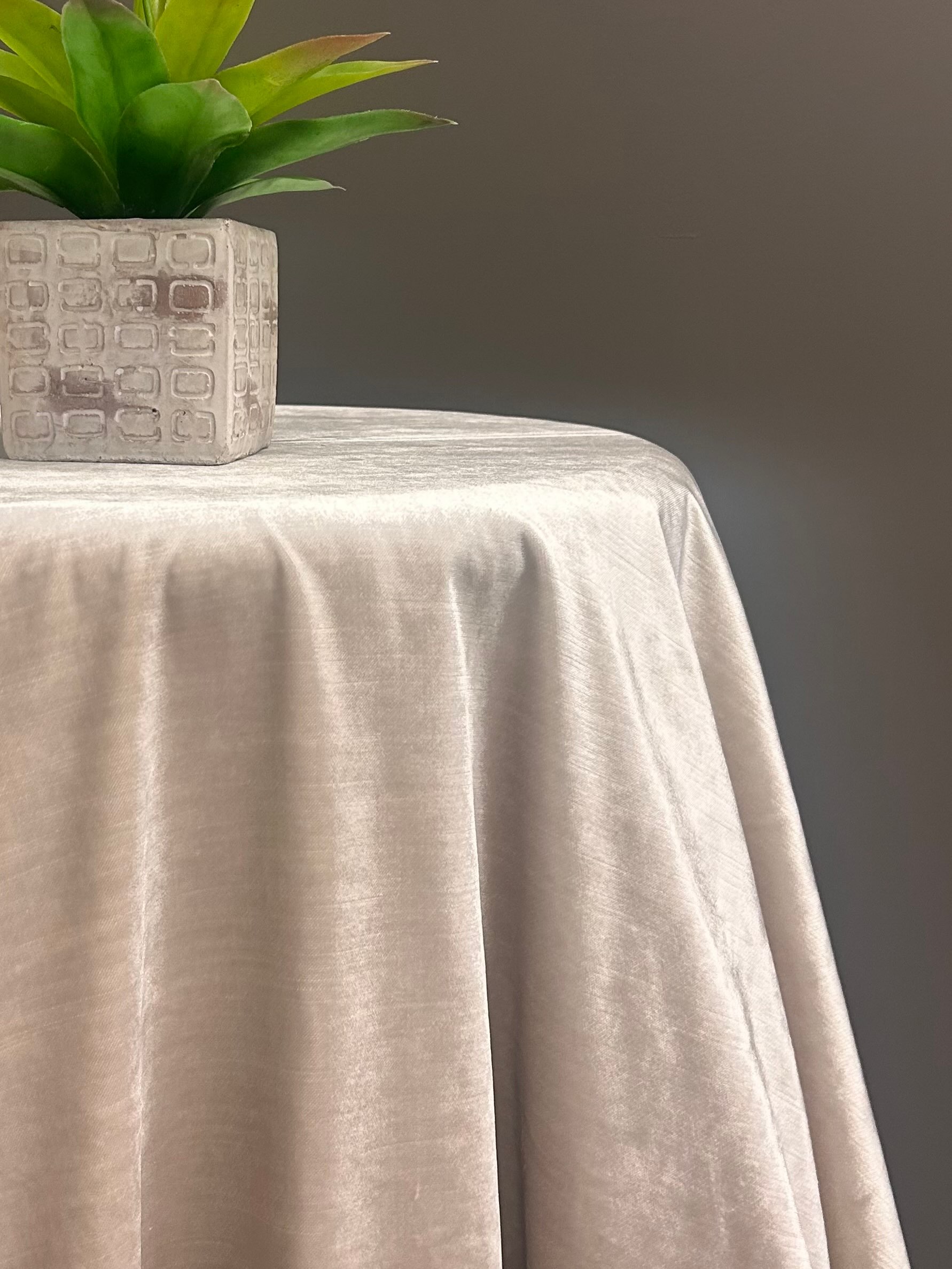 Our AURORA VELVET PEARL is what quiet luxury actually looks like. This Black Label velvet linen drapes beautifully, catches the light in the most gorgeous way, and instantly elevates any table it touches. We’re completely obsessed and we think you will be too >> #LinkInBio
#LinenSpotlight #AuroraVelvetPearl #velvet #EventLinens
