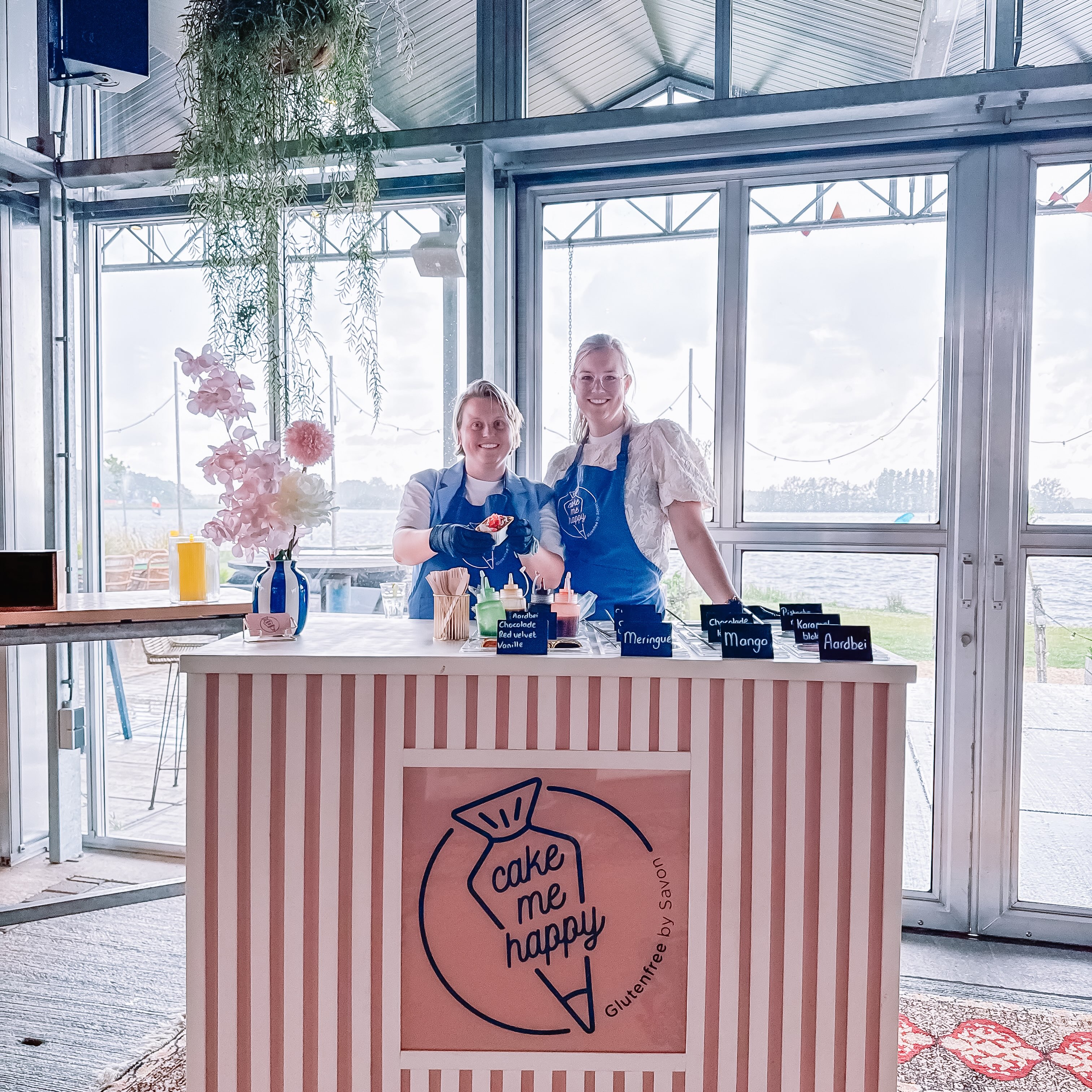 Zonder deze toppers géén CakeBar!
.
Na een jaar CakeBar is het ook tijd om deze toppers even een extra shout-out te geven!
Op veel momenten mocht de CakeBar veel mensen in korte tijd en dat doe ik dan niet alleen…
.
Deze toppers gaan dan gezellig met mij mee!
Mijn lieve vriendinnen @vosbelevingen.videograaf @sam_boorsma @biancarijsdijk @stolkchantal
Mijn man Ricardo, die veel meer doet achter de schermen dan alleen mee gaan!
En mijn mega handige vader @wilcovandegiessen , die telkens de bar even een upgrade geeft, waardoor hij nog sneller in en uit elkaar gaat op locatie!
#cakebar #decakebarvannederland #cakemehappyglutenfree #glutenvrijecakebar #glutenvrijetips