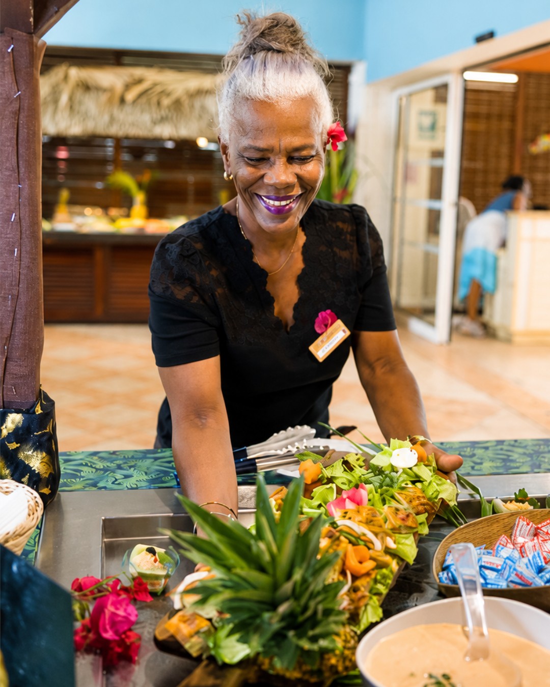 Au Carayou, la gourmandise se partage toujours avec le sourire ✨
Autour de nos buffets, découvrez une cuisine généreuse aux saveurs locales, préparée pour accompagner chaque moment de votre séjour. Du petit-déjeuner au dîner, notre équipe vous accueille dans une ambiance chaleureuse et conviviale.
Il ne vous reste plus qu’à vous installer et à profiter.
#carayou #hotel #martinique #saveur #découverte