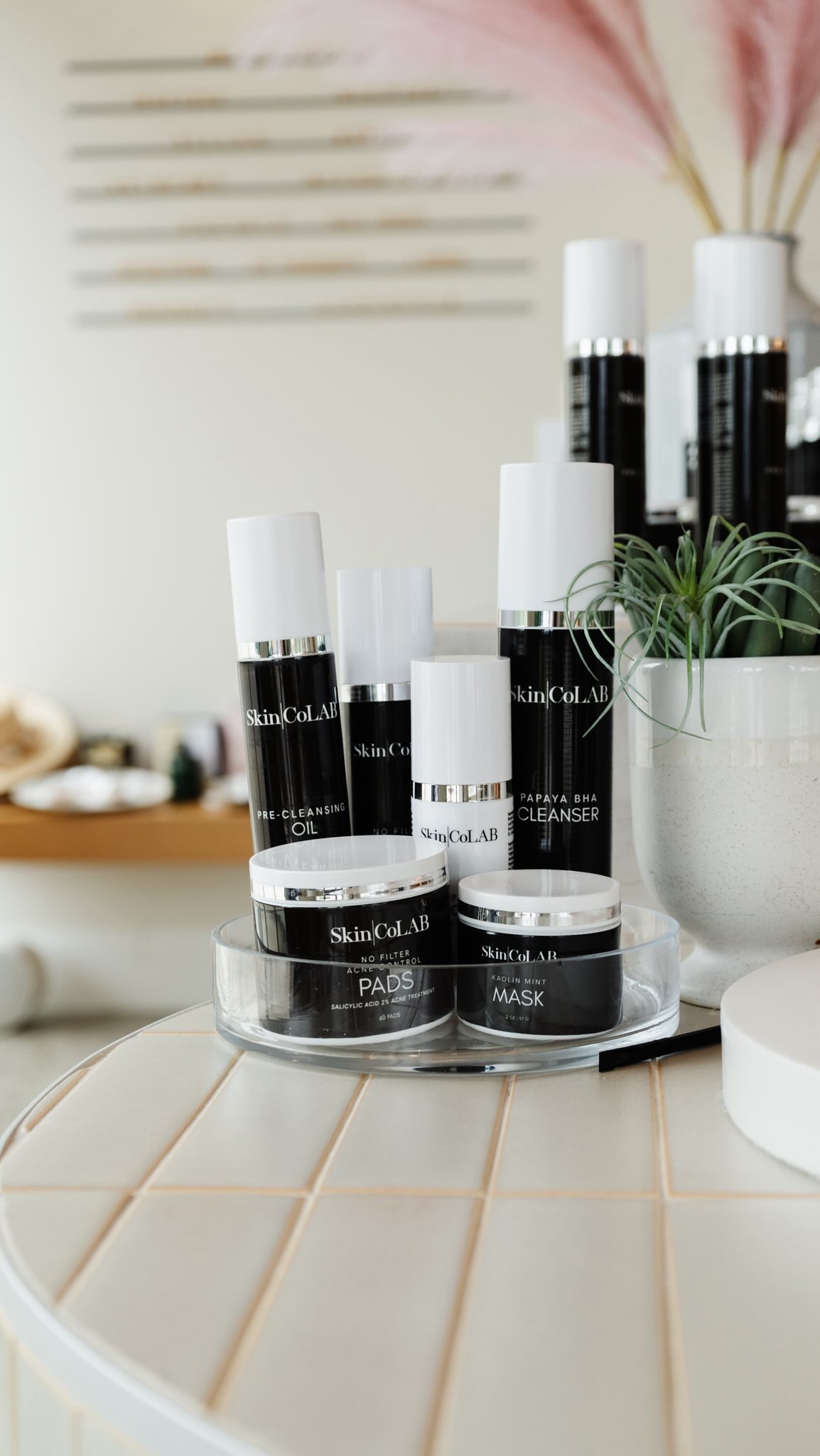 The hot topics in Meredith’s chair recently! We’re sure you all can relate to post-summer skin, here’s what @sciencebeauty_pac_ has to say about it ↑
#botox #glowup #summerskincare #medspa #naturalbeauty