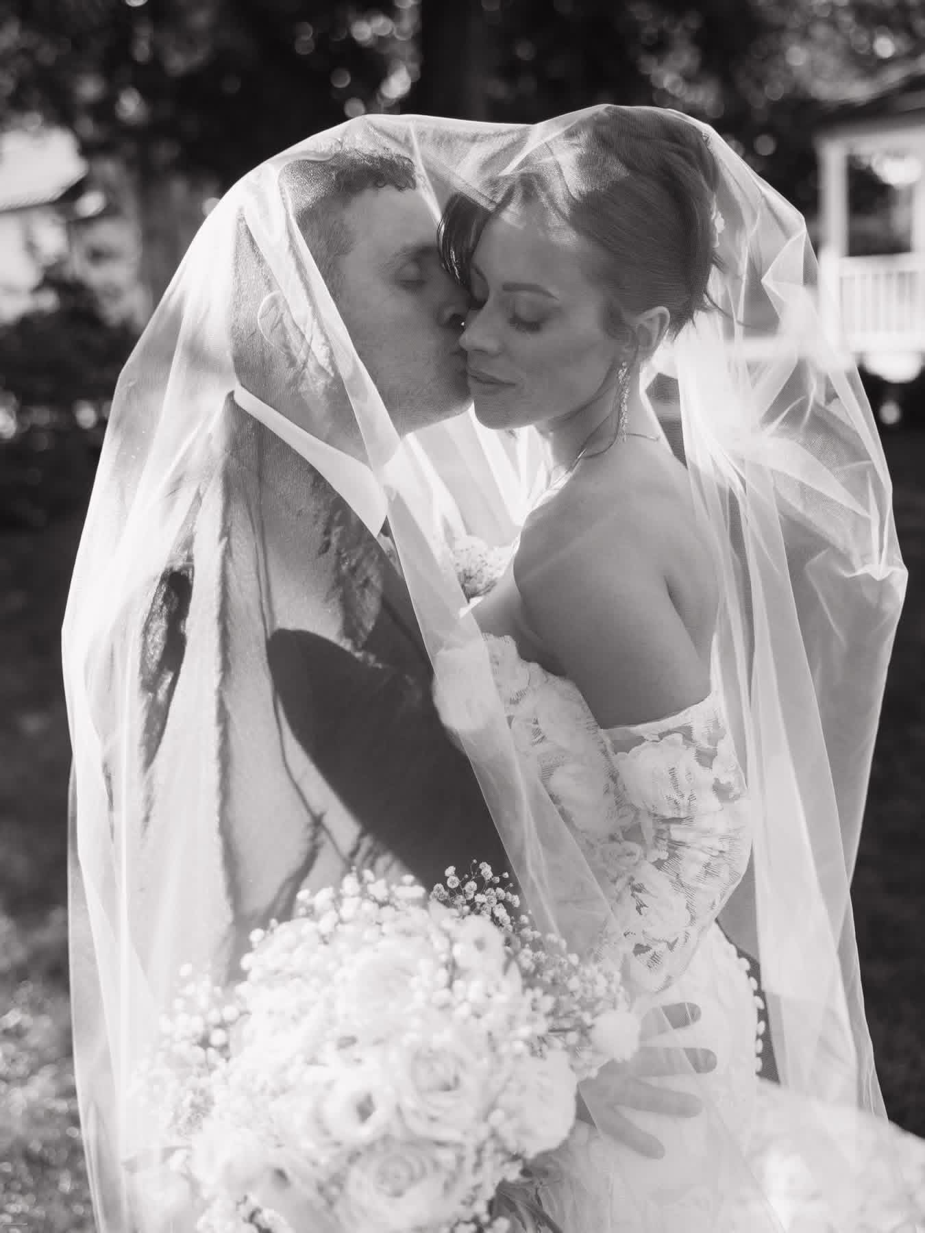 A little sneak peek of our beautiful bride Kirsten on her wedding day. Kirsten, you looked absolutely stunning. Wishing you and Luke a lifetime filled with love!
📸 @ellynelizabethimages
🏛️ @1840manorhouse
💇🏼♀️ @hairstyledby.samantha
💄 @makeupbymadisonco
👰🏼♀️ @abridesdesign
✨ @1callforallent
💍 @twoshallbecomethoneceremonies
