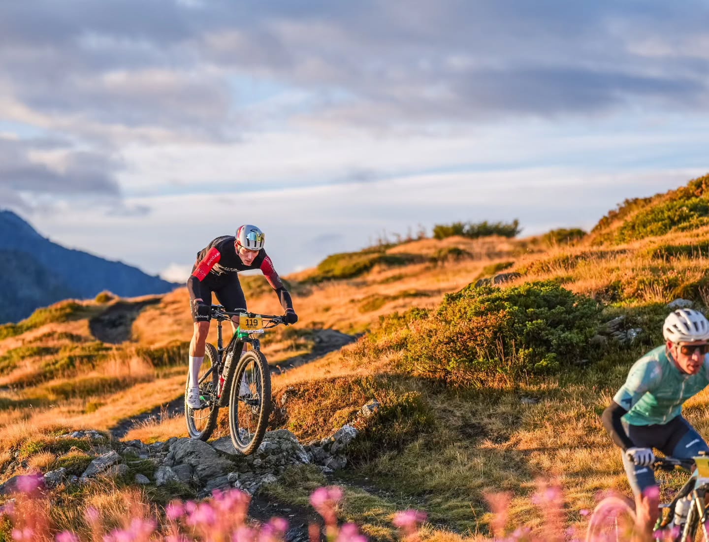 P6 de mon premier @grandraidbcvs depuis Verbier 🤯
125km, 5200m d+, 6h35,57mn
Quelle course, quel parcours, quel événement !😍
Je me suis inscrit avant tout pour le plaisir et découvrir cette épreuve mythique en Suisse. J'ai pris énormément de plaisir sur ce parcours au cœur des Alpes 🤩
Une chose est sûre, c'est que maintenant je veux revenir et viser plus haut ! 📈
Je tiens à remercier toutes les personnes qui ont rendu cette performance possible!
Égalememt un immense merci à @labicycletteriesuisse pour le vélo 👌
Merci aussi à mon équipe @elitefondationscyclingteam de m'avoir laisser participer 🔥
Un grand bravo à @martinfanger pour ta victoire pleinement méritée 🙌
📸 : @maximeschmid, @etienne_bornet
#elitefondationscyclingteam #elitefondations #ekoï #bike #races