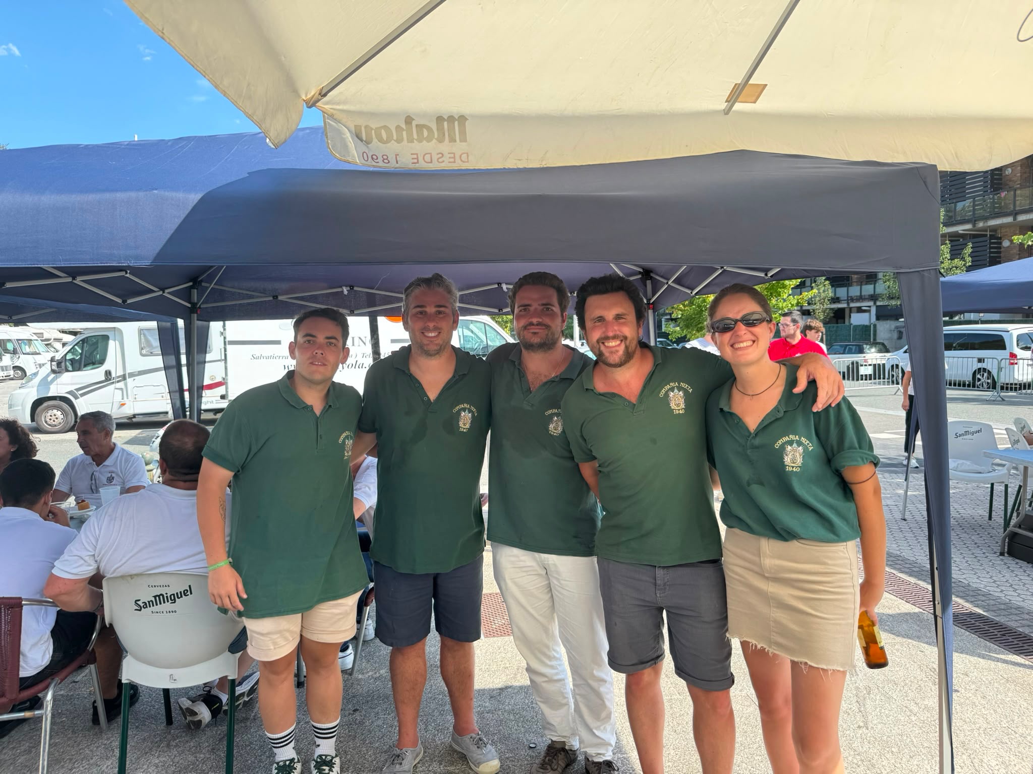 Otro año mas en Alardearekin Bat con gran éxito de participación.
Los miembros y seguidores de la @cmixta1940 estuvieron presentes a lo largo del día pero fundamentalmente en las actividades en torno al Jostaldi donde decenas de componentes de la Compañía lo dieron todo para que el éxito fuera total.
Gracias, gracias y mil gracias