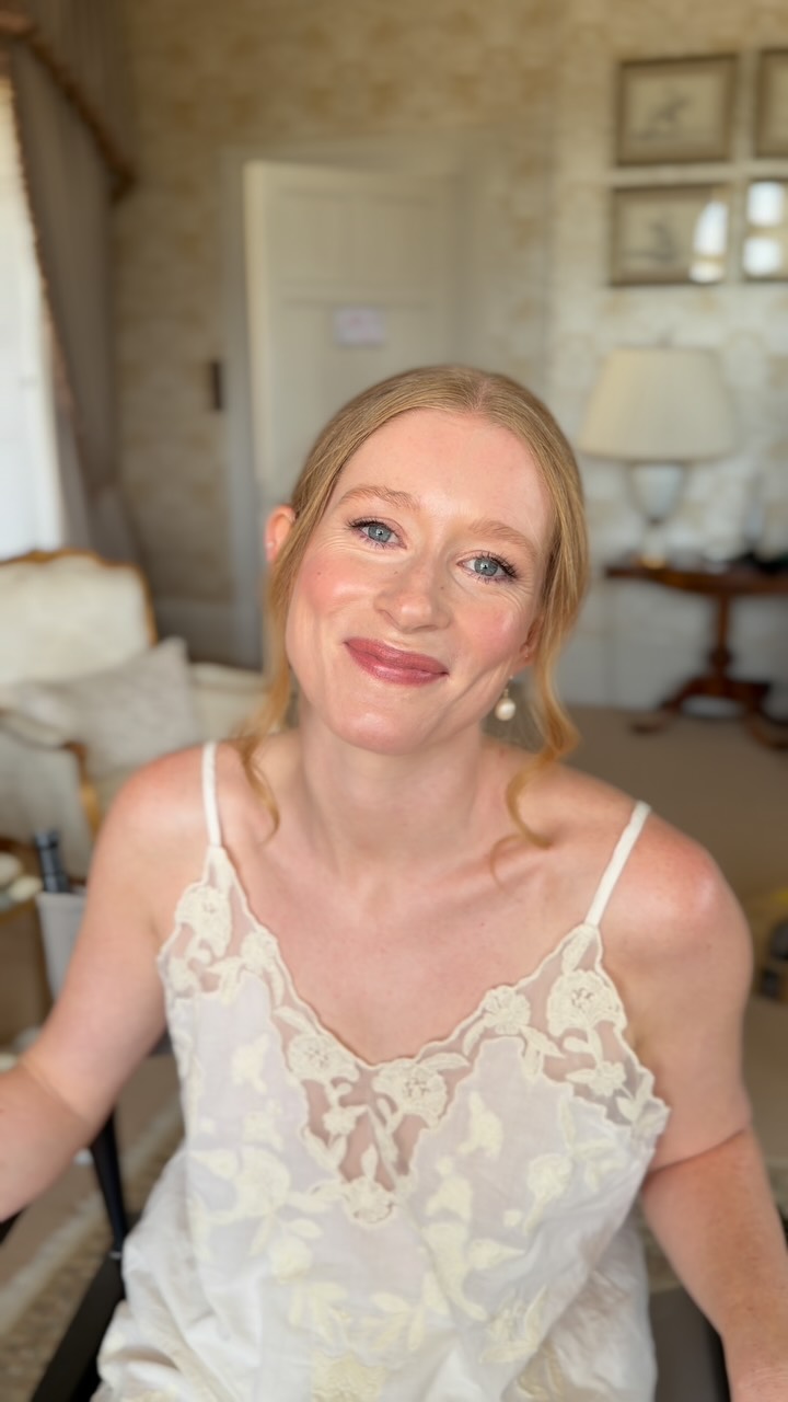 ๐ Wow what a wonderful day yesterday celebrating and getting Hannah ready with her bridal party for her big day ๐ Such a good morning laughing and getting to know all the bridal crew ๐งก
Hannah really wanted a very natural hair and makeup look and didnโt want anything too fussy. So we discussed this lots at her trial and decided to go for a thin base, very neutral lid and bolder in the lash line with a few soft lashes to open out the eyes more.
Hannahโs hair we decided to make the parting stronger and smoother over the whole look keeping the front tendrils down to create softness around the face but keeping everything else slick and polished to match her dress. Doesnโt she look stunning ๐๐ป๐๐ป the end of the video is my fav ๐งก
So happy to be back at the stunning venue @cowdrayhouse
Working with such amazing gang @stoneandstemflowers @lillywilsonphotography @shaunyoungfilms @southdownsmarquees @jacarandacatering
Thank you so much to Amy and Caroline helping me with the bridal party โฅ๏ธ @amylaceyhairandmua
#hairandmakeupartistsurrey #surreyhairstylist #surreymakeupartist #melissaoldridge cowdrayhousewedding