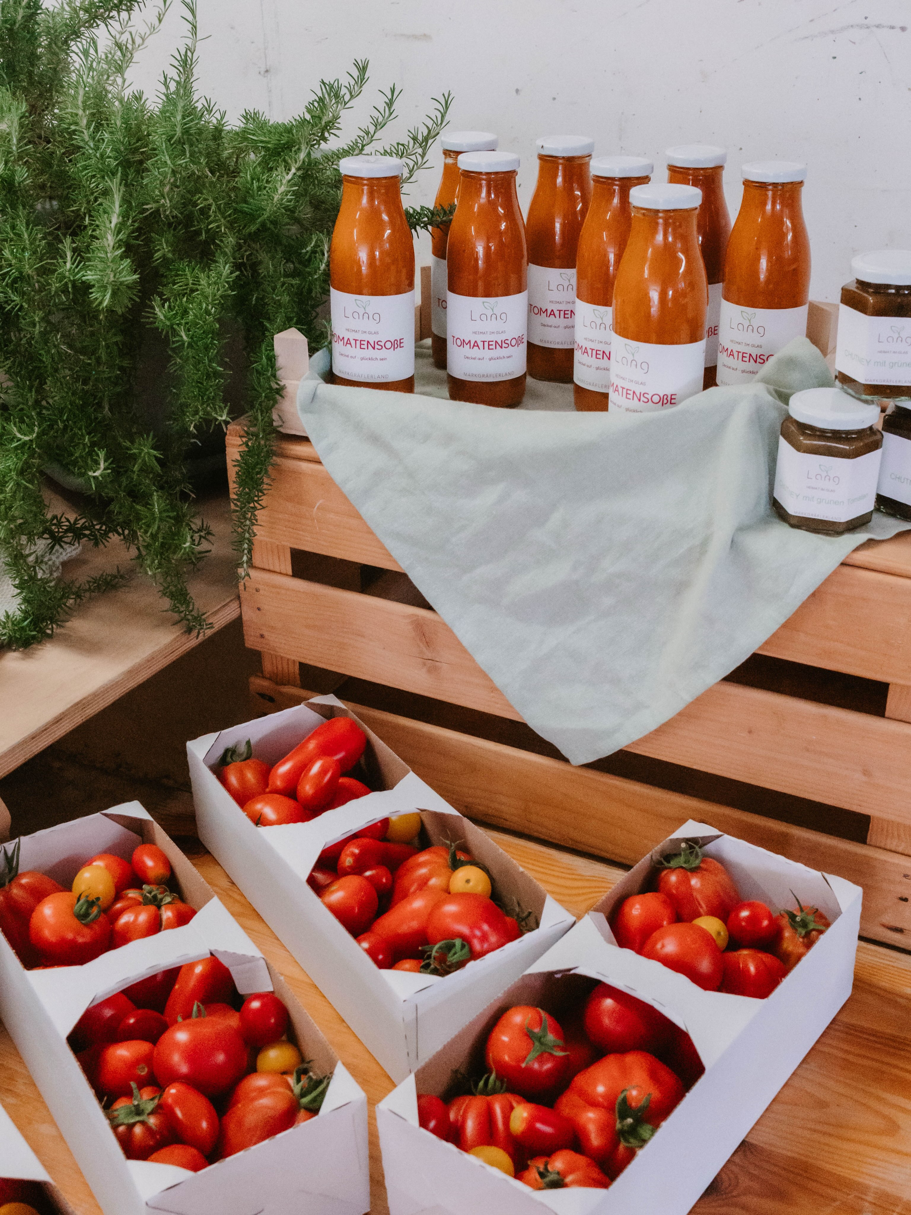 Nicht jedes Obst und Gemüse muss perfekt aussehen, um richtig gut zu schmecken! 🍒🌶️🍆🍑
An unserem Hoffest konntet ihr probieren, was aus Früchten und Gemüse entsteht, die vielleicht nicht der perfekten, „1A Optik“ entsprechen oder sich nicht mehr frisch vermarkten lassen. Denn für uns ist klar: Gute Lebensmittel verdienen eine zweite Chance.
Statt wertvolle Ware verkommen zu lassen, verarbeiten wir sie mit viel Liebe und Kreativität weiter. Aus Früchten entstehen feine Fruchtaufstriche und Sirupe, aus Gemüse leckere süß- saure Spezialitäten, Chutney und Soßen.
So können wir Lebensmittel wertschätzen, unnötige Verschwendung vermeiden und euch gleichzeitig ein besonders vielseitiges und leckeres Sortiment anbieten.
Unser Hoffest war die perfekte Gelegenheit, viele dieser Produkte zu entdecken und natürlich auch zu probieren. Habt ihr denn euren Favoriten schon gefunden? Dann schreibt euere Empfehlung gerne in die Kommentare.
Oder kommt vorbei, denn finden vorbeischauen, probieren und genießen lohnt sich - denn manchmal steckt gerade in den kleinen Mängeln etwas ganz Besonderes.
#hofladenlang #Lebensmittelwertschätzung #Einkochen #Nachhaltigkeit #Regionaleinkaufen 📸 von der lieben Leonie @leonie.photo.graphy
