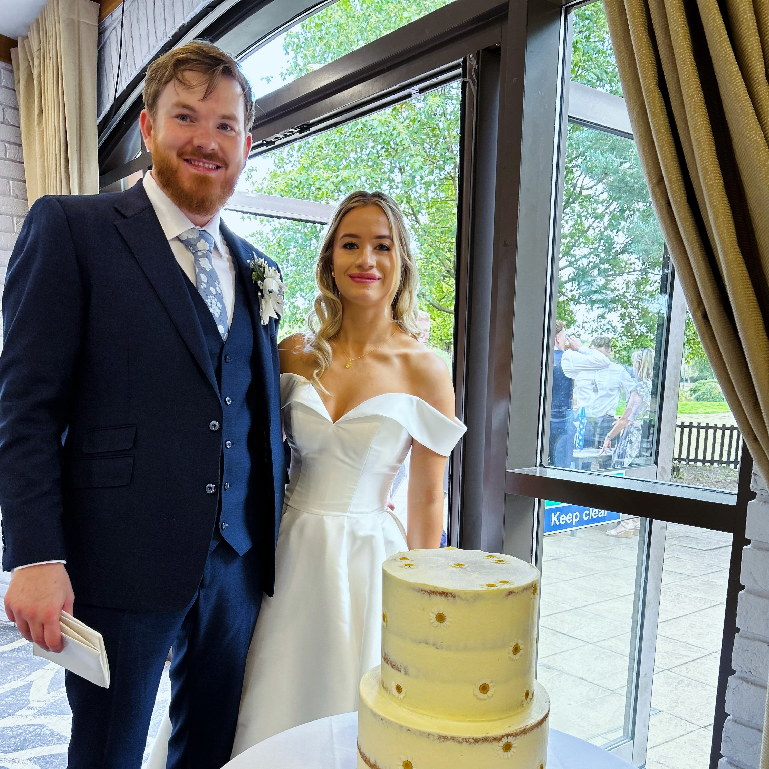 It’s a rare occasion that I get to meet the happy couple when delivering the wedding cake to the venue. Wishing you both all the happiness for the future 🥂🫶🏻
Also great to bump into @thphotouk it’s been a while ….
Semi naked 2 tier buttercream cake with dried daises
Top cake - Luscious Lemon 🍋
Base cake - Vanilla with Strawberry 🍓 conserve
#seminakedweddingcake #buttercreamcakedesign #daises
#westmidlandswedding #worcestershireweddings