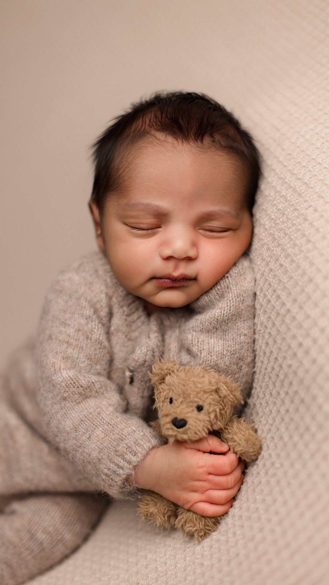 Ever wonder how I get those perfectly sleepy, squishy newborn photos? 🥹🤍
It’s not magic… okay, maybe a little magic. ✨
My studio is basically a newborn sleep sanctuary. I use all the little tricks to help babies stay cozy and content throughout their session—from gentle vibrations and soothing sound machines to a warm, comfortable studio designed with sleepy babies in mind. 🤍
And of course, there’s plenty of patience, cuddling, feeding, and letting baby lead the way.
The result? Those dreamy, curled-up, “I could sleep here forever” photos that make every parent’s heart melt. 🥰📸
You bring the baby. I’ll bring the sleepy vibes. ✨#sanjosebabyphotographer #bayareaphotographer #sanjosenewbornphotographer #sanjosenewbornphotography #santaclaranewbornphotographer