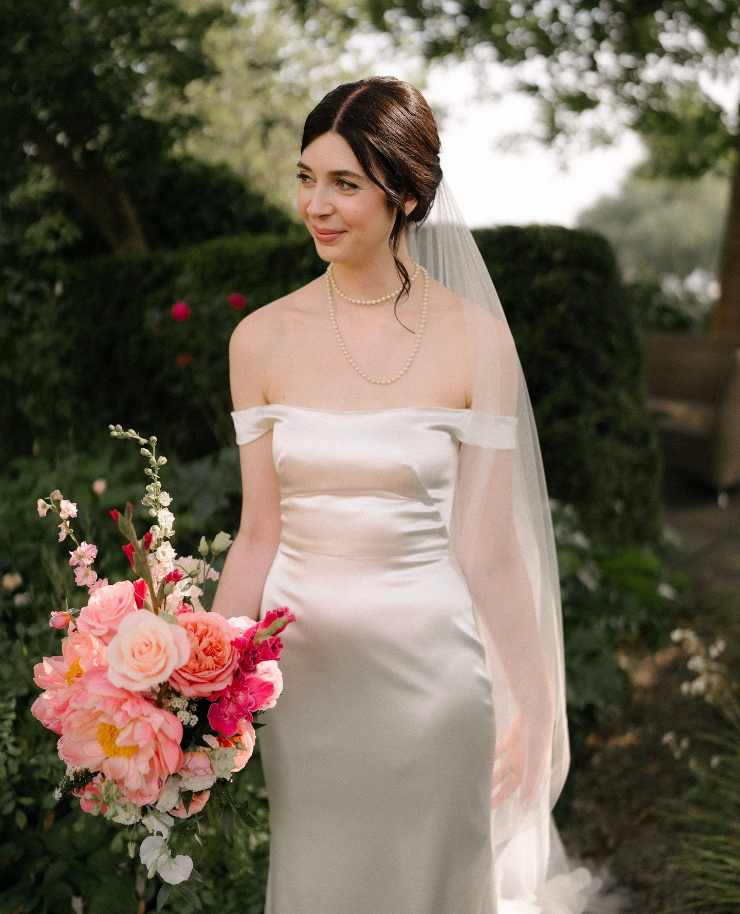 Looking back at beautiful Claire and a bridal look I still adore. đ¤â
â
Soft, elegant hair and makeup, the simplicity of that gorgeous satin gown, layers of pearls and the prettiest pop of pink from her flowers. Everything worked together so beautifully.â
â
Photography: @theshannons.photographyâ
Glam: @klluxebeautyâ
Dress: @halfpennylondonâ
Florist: @johannapedrickflowersâ
Venue: @binghamriverhouseweddings @binghamriverhouseâ
.â
.â
.â
#klluxebeauty #luxurybridalhair #luxurybridalmakeup #luxurybeauty #luxurybridalbeauty #luxuryweddingmakeup #luxuryweddinghairstyling #luxuryweddinghairstylist #luxurylondonwedding #londonmakeupartist â â #softglammakeup â #bridalmakeuplonon â #bridalhairlondonâ #londonbride #londonlovestory â