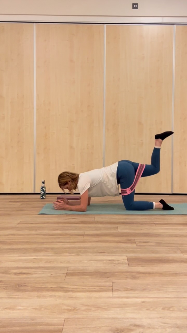Summer Classes - Loop Band!
Some snippets of this weeks loop band focussed class
1) Spinal mobility (roll downs/up) into abdominal control (double knee folds, hundreds) with the lateral stabilisers energised.
2) Glut max and glut med stabilising and moving our hips with some upper body stability/tummy in the knee hovers!
Plenty more in class 🥰
#pilates #matpilates #physiopilates #fleethampshire #loopband