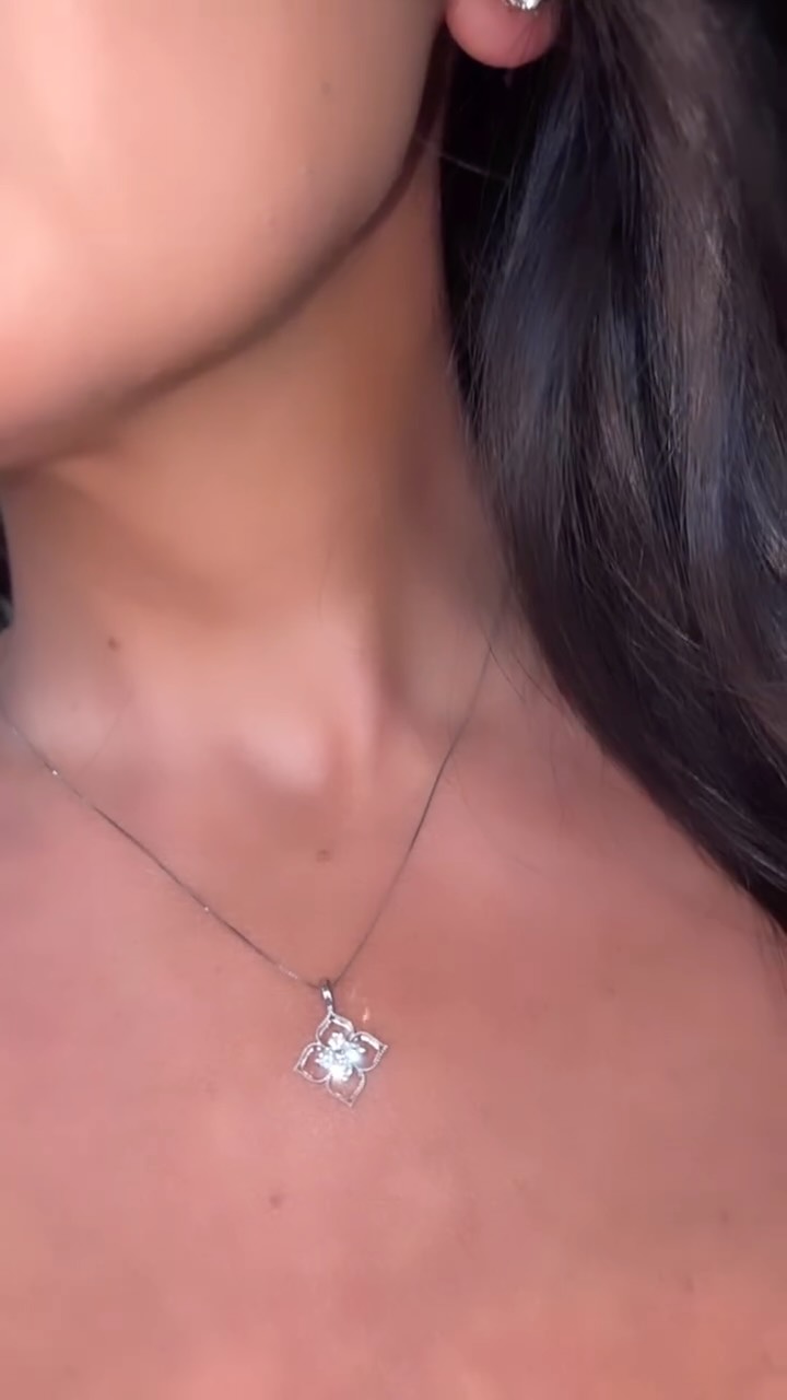 Fashion forward by design, timeless by nature. A diamond pendant by Corey, made for every day wear. ✨Available in white & yellow gold.
#Southsurreyjeweller #customjewelleryvancouver #whiterock #nataliajewellers