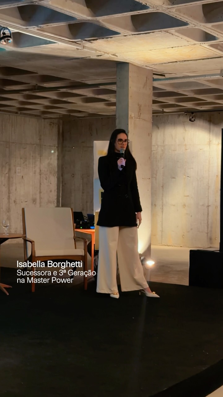 “Repertório não se constrói da porta para dentro. A gente tem que buscar fora.”
Esse é o olhar de Isabella Borghetti, terceira geração da Master Power, sobre sua experiência com a Árete Escola de Negócios.
Ao longo da sua trajetória, Isabella já participou de diferentes programas e formações pelo Brasil e destaca a qualidade do conteúdo, dos professores e das ferramentas trabalhadas na Árete.
Para ela, o aprendizado também está nas conexões: no contato com executivos e profissionais de diferentes empresas, nas trocas e no networking que continuam gerando novas possibilidades.
Como sucessora, Isabella também destaca a aplicação prática dos aprendizados na empresa e a segurança de levar para o negócio conhecimentos trazidos por professores e executivos que já viveram os desafios na prática.
Faça parte de uma comunidade que reúne empresários, sucessores e executivos em busca de mais repertório para tomar melhores decisões e construir o futuro dos seus negócios.
Árete Escola de Negócios
A comunidade de líderes e legados do Brasil.