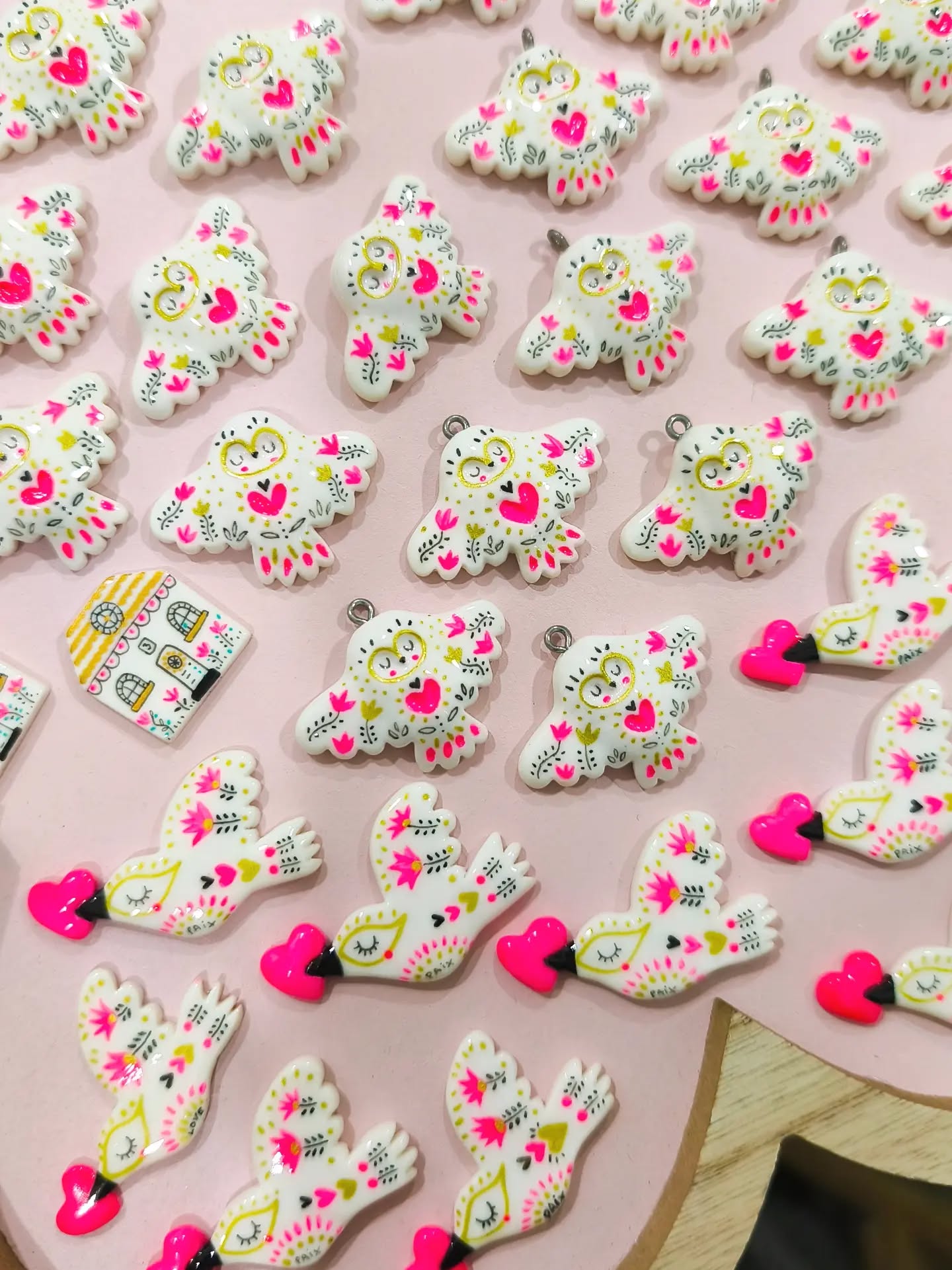 On a bien avancé hier sur l'emballage des commandes, on recommence aujourd'hui avec une grosse journée qui nous attend! 💪
J'espère pouvoir expédier toutes les commandes demain, mardi au plus tard!
°°°
💖 Merci pour votre patience (et votre engouement ! 🥰) pour cette incroyable précommande qui m'a remplie de joie ! 💖
°°°
#packingorders #clay #creation #faitmain #smallbuisness