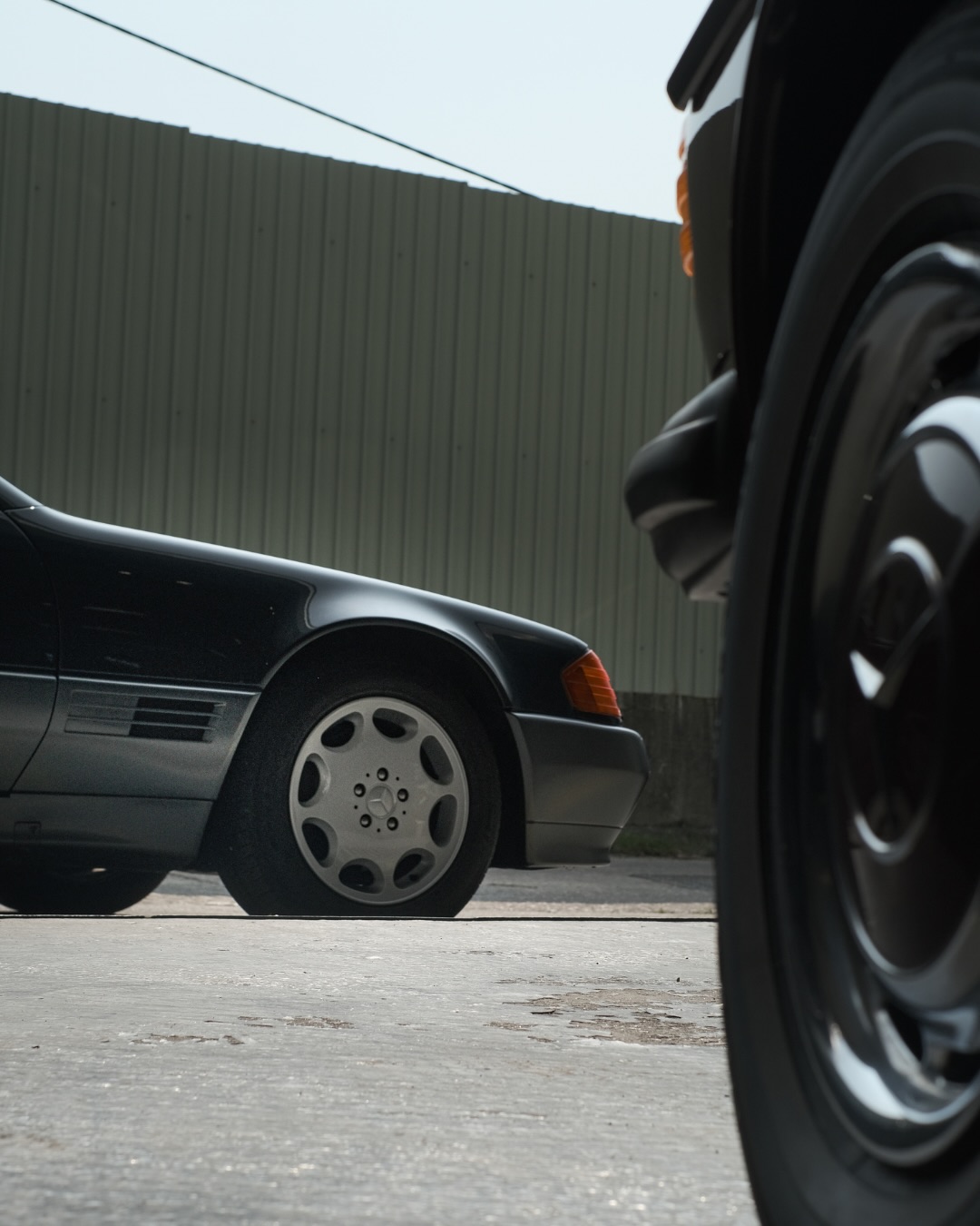 🌟For Sale🌟
1992 Mercedes Benz 300SL-24
Price: SOLD
𝑯𝒊𝒈𝒉𝒍𝒊𝒈𝒉𝒕:
* With Service Records and Original Owner Manual Book ✅
* Come with Original Hard Top ✅
* Hong Kong Dealer car and Registered in 1992 ✅
* Full Stock with Refurbished Wheels and new BZ Audio Unit ✅
Model: Mercedes Benz 300SL-24 R129
Year: 1992
Engine: 2,960cc I6 231ps
Gearbox: 4 Speed Automatic
Colour: Anthracite Grey Metallic (Code 172)
Mileage: 81,509km (Indicated)
—————————————————————————————
我地提供多元化服務:
- 汽車進口/ 出口服務(Import /Export Service)⛴️
- 本地Classic Car 買賣 (Classic Car Trading)🚘
- 汽車寄存服務(Vehicle Storage Service)🫙
- 保養維修服務 (Vehicle Maintenance Service)🔧
- 汽車美容服務 (Vehicle Detailing) 🧼
- 攝影拍攝汽車租借服務 (Photograph / Shooting Vehicle Rental Service) 🎥
Car in Life Shop Address:
https://maps.app.goo.gl/GhaCM7zPFChhpvAi9?g_st=ic
Contact: +852 63840334
這是平治最早使用可變氣門正時技術的量產引擎之一
”This is one of the earliest production engines from Mercedes-Benz to feature variable valve timing (VVT) technology.“
1992 年關於 R129 最轟動的新聞,莫過於英國戴安娜王妃 (Princess Diana) 自掏腰包買了一輛金屬紅色的 1992 年份 R129 500SL。這在當時引發了英國上下的巨大震動,因為她是第一位購買外國(德國)汽車的英國王室高級成員
”The most sensational news regarding the R129 in 1992 was undoubtedly when Princess Diana of the UK paid out of her own pocket for a metallic red 1992 R129 500SL. This caused a massive stir throughout the UK at the time, as she became the first high-ranking member of the British Royal Family to purchase a foreign (German) car.“
1992 年版本的最大視覺特色就是經典的 雙色車身(Sacco Panels):車身下半部的防刮塑料護板與上半部車漆呈現不同的色調(例如銀色車身配深灰色下擺),並且前葉子板兩側各有 三條鯊魚鰓式排氣孔。到了 1995 年後的小改款,這些經典的雙色外觀和三條鰓設計就全部絕版絕版了
”The biggest visual hallmark of the 1992 version is the classic two-tone bodywork (Sacco Panels): the scratch-resistant plastic protective cladding on the lower half of the car features a different shade from the paint on the upper body (such as a silver body paired with dark gray lower trim). Additionally, there are three shark-gill-style air vents on each side of the front fenders. Following the facelift in 1995, these classic two-tone exteriors and three-gill designs completely became a thing of the past.“
0.3 秒的安全奇蹟:它的電控隱藏式防滾籠 (Roll-bar) 非常聰明,當車載電腦感應到車身傾斜角度過大或重力加速度異常時,防滾籠會在 0.3 秒內自動彈出,即便在開篷狀態下翻車也能