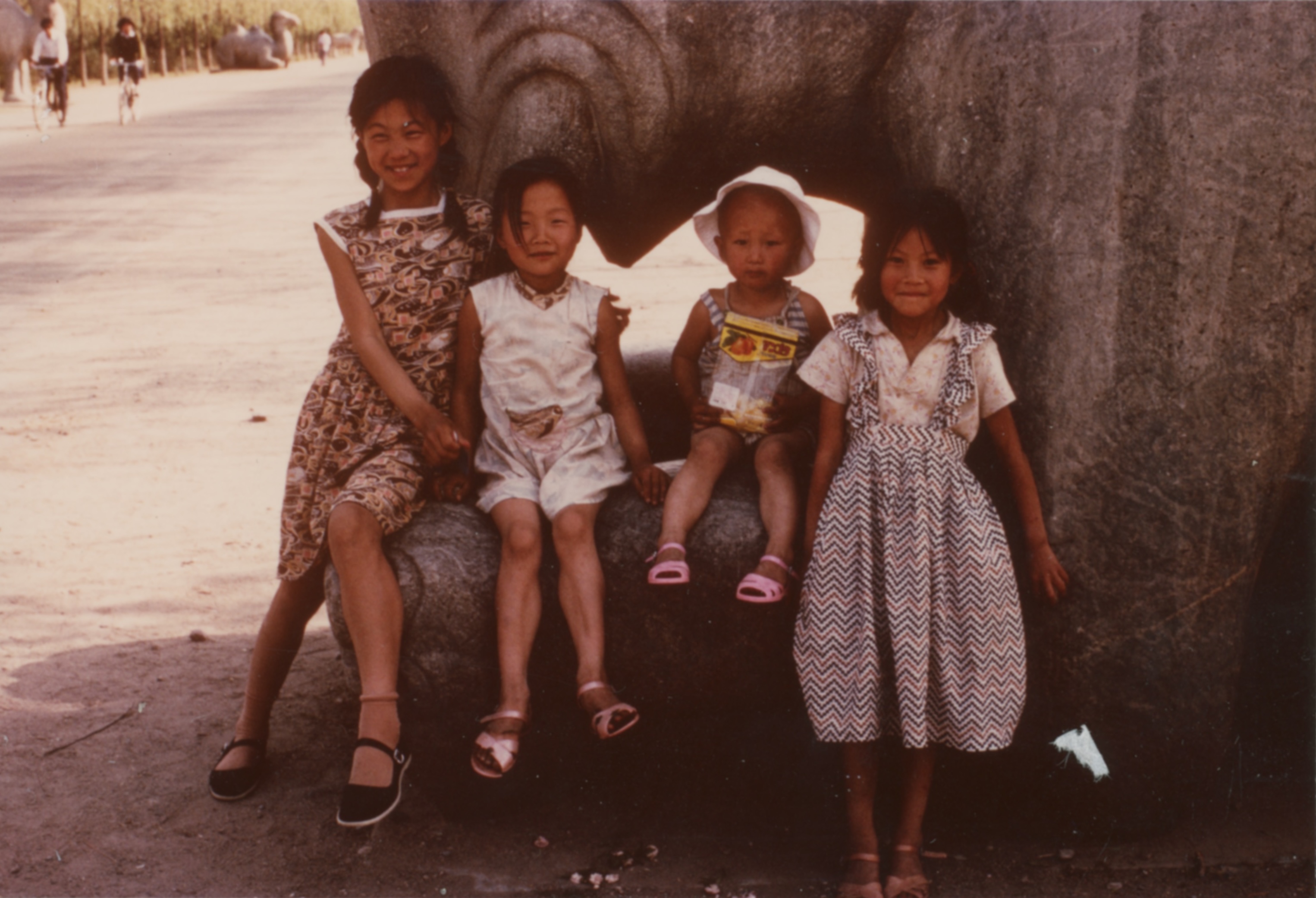 46 Chine 1980-1981, quatre jeunes chinoises à l’ombre d’une sculpture de l’allée vers les tombeaux Ming, Beijing, été 1981, tirage ca 1982, 13 x 8,8 cm, photo M.A.©