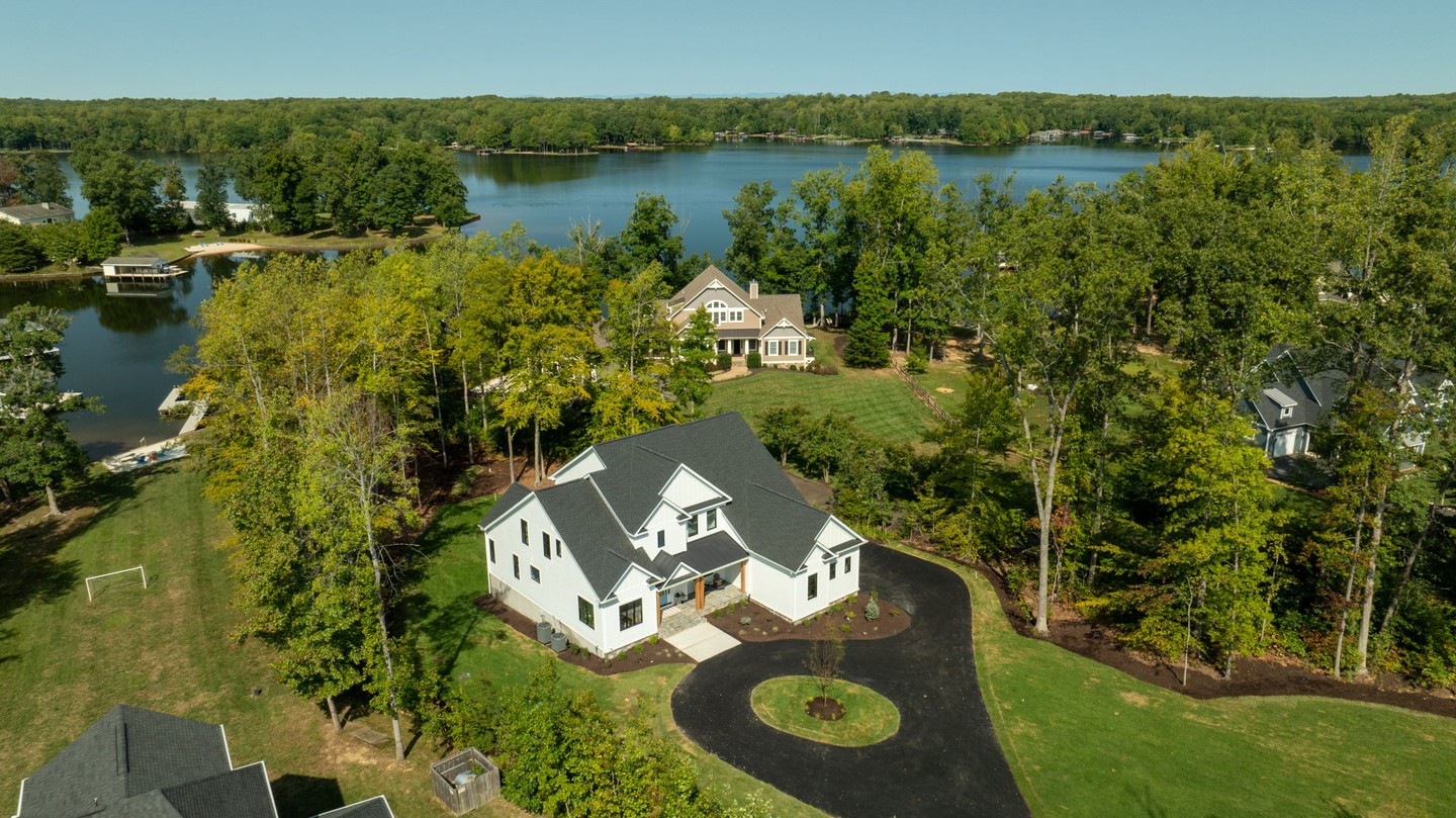What if every day felt like a weekend getaway?
Morning coffee overlooking the lake. Summer afternoons on the boat. Evenings around the fire with family and friends.
When you build with Simply Home, your home is designed to embrace the way you want to live—not just where you want to live.
🏡 Build the home.
🌊 Embrace the lifestyle.