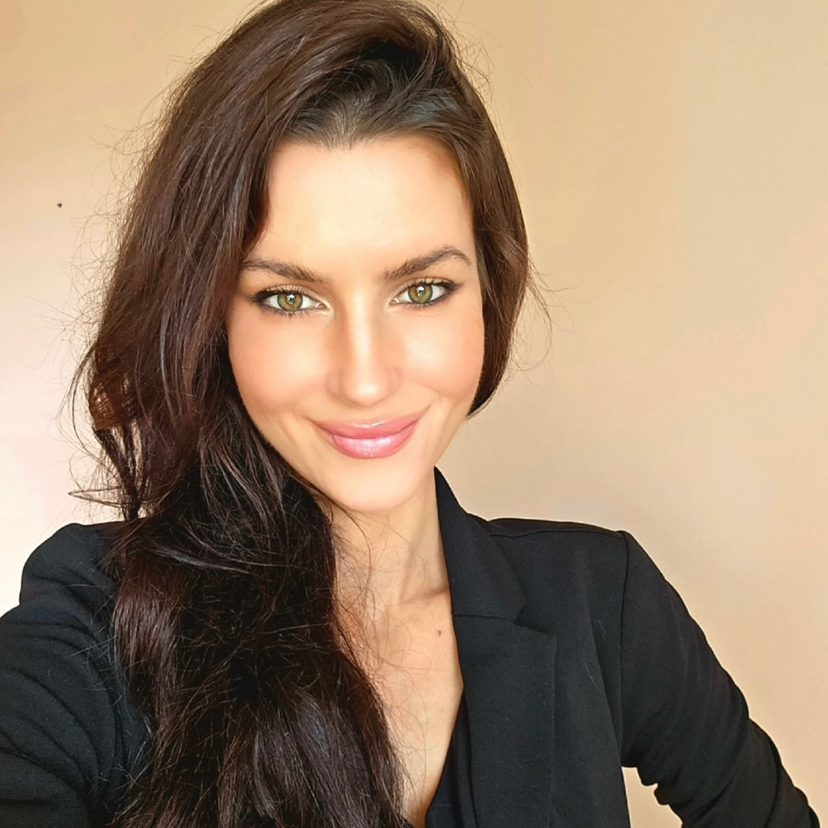 ✨EXCITING NEWS✨
🌱Welcome Lauren to the team! With over 20 years of elite industry experience, Lauren blends world-class artistry with a deeply mindful approach to hair care. An alumnus of the prestigious Aveda Institute who also holds a Bachelor’s degree in Communications, Lauren has spent her career mastering the intersection of technical excellence and premium guest relations.
✂️Having previously served as a luxury stylist at the exclusive World Equestrian Center salon, she brings a sophisticated, high-end touch to every guest who steps into The Audubon.
🧖♀️Lauren specializes in high-end transformative services, from advanced color corrections to seamless, custom extension artistry—including hand-tied, fusion, and bespoke hand-made clip-ins. Beyond her exceptional technical skills in precision cutting and specialized men’s grooming, her ultimate priority is the structural health and integrity of your hair.
🤍As a classical ballerina, animal advocate who has run a dedicated horse rescue, and a certified Reiki Energy Master Healer, Lauren infuses her space with positive, grounding energy. Her practice perfectly mirrors the eco-conscious, botanical luxury of Aveda, caring deeply for people, animals, and our shared environment. Whether you are looking for a complete luxury hair transformation, a flawless special event updo and makeup, or a welcoming stylist who is wonderful with children, you will experience unmatched craftsmanship delivered with a warm, genuine, and friendly demeanor.
📲Laurens books are opening in September, so stay tuned!