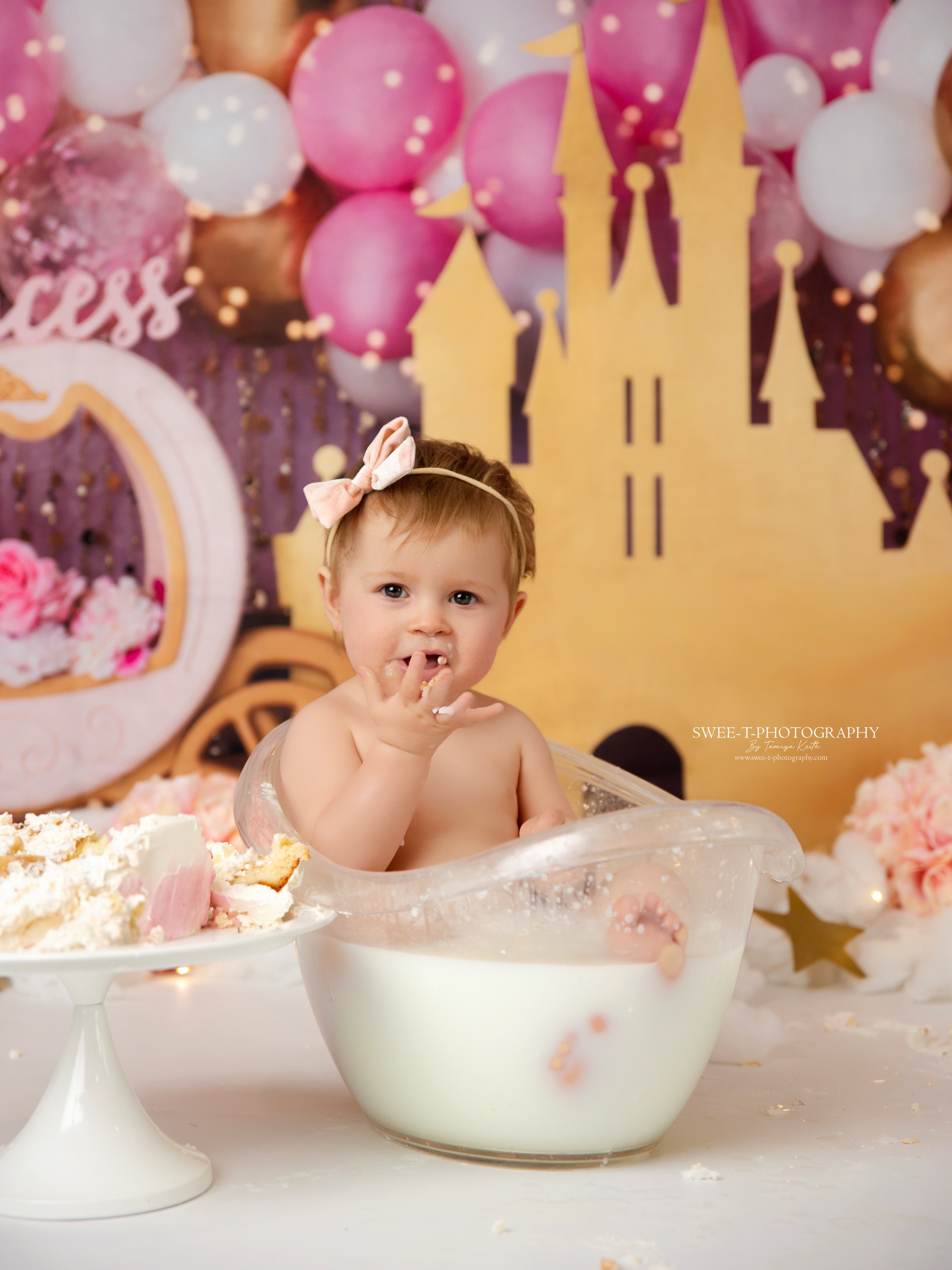 EMERSON | First Birthday
Emerson’s first birthday cake smash was filled with pretty pinks, florals, sparkles, cake-covered fingers and plenty of smiles. 🎂💗
And of course, no cake smash is complete without a little milk bath to finish! 🛁✨
© 2026 Swee-t-Photography Barossa’s Newborn Photographer
#barossacakesmashphotographer #barossanewbornphotographer #barossanewbornphotography #barossababyphotographer #barossamaternityphotographer barossastudio