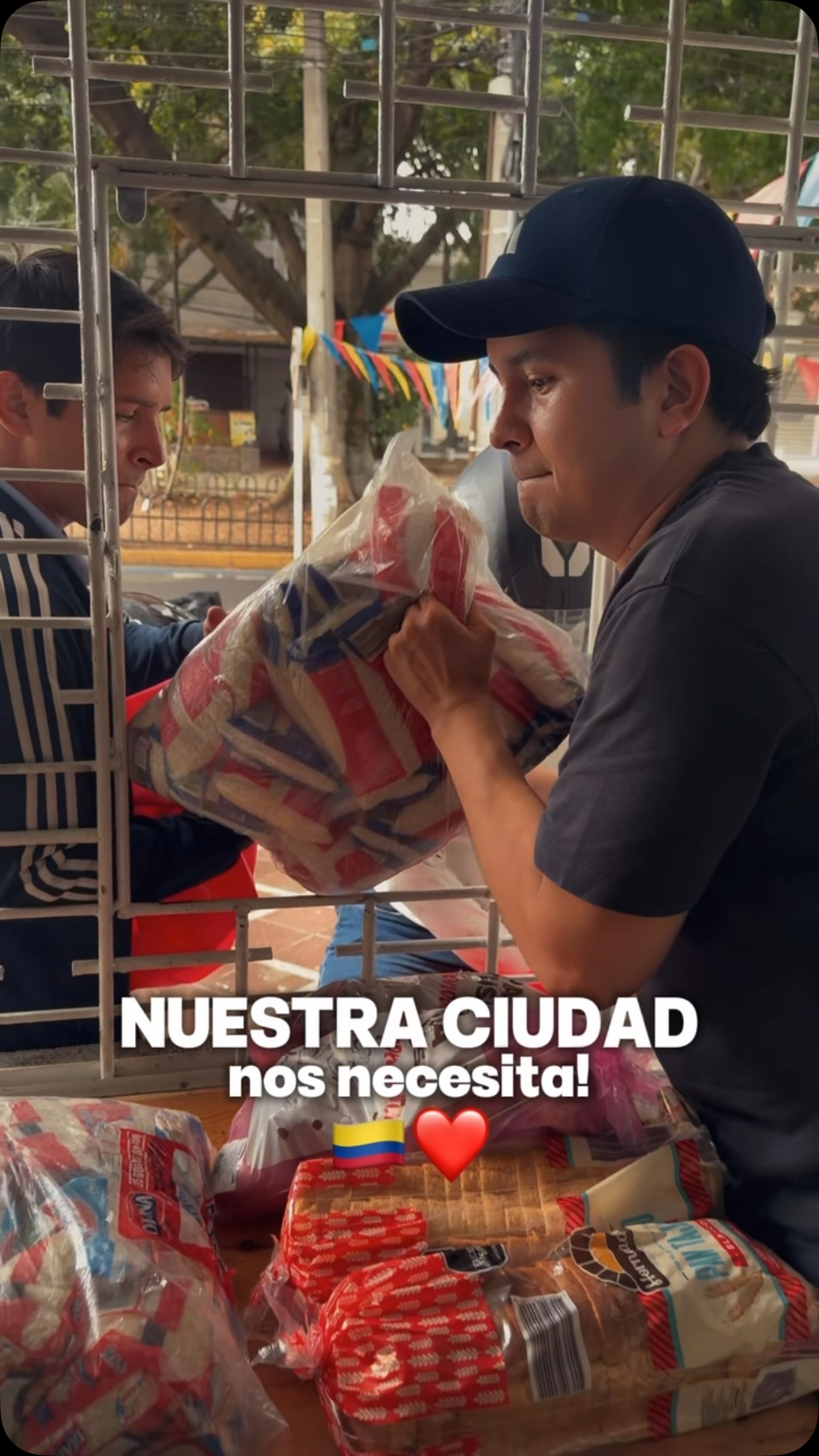 Nuestra ciudad aún nos NECESITA!🥹❤️
Desde el primer día nos unimos como equipo y, gracias a la increíble respuesta de todos ustedes, logramos llegar a múltiples puntos de la ciudad🙌🏻 enviamos comida a cada edificio afectado, alimentamos a nuestros rescatistas y apoyamos a cientos de voluntarios. La solidaridad de Cali fue gigante.
Hoy la ola principal ha bajado, pero la emergencia no ha terminado. La situación en Chiminangos sigue siendo sumamente difícil y se continúan evacuando torres💔
Nosotros seguimos al frente con la cocina encendida, pero nuestras reservas de proteína solo alcanzan hasta mañana.
De arroz y aceite estamos bien, pero sin proteína no podemos garantizar los almuerzos de estas familias.
👉 ¿Cómo puedes ayudar hoy?
Necesitamos donaciones urgentes🚨 de proteína (carne, pollo, filetes, huevos, etc.). Así sea un filete o dos huevos, para alguien que hoy lo perdió todo significa un plato de comida caliente.
📍 Estamos en Calle 44 Norte # 4N-43 (Al lado de Plaza 44, barrio La Flora)
No los dejemos solos ahora. Comparte este video y ayúdanos a seguir cocinando. 🙏✨