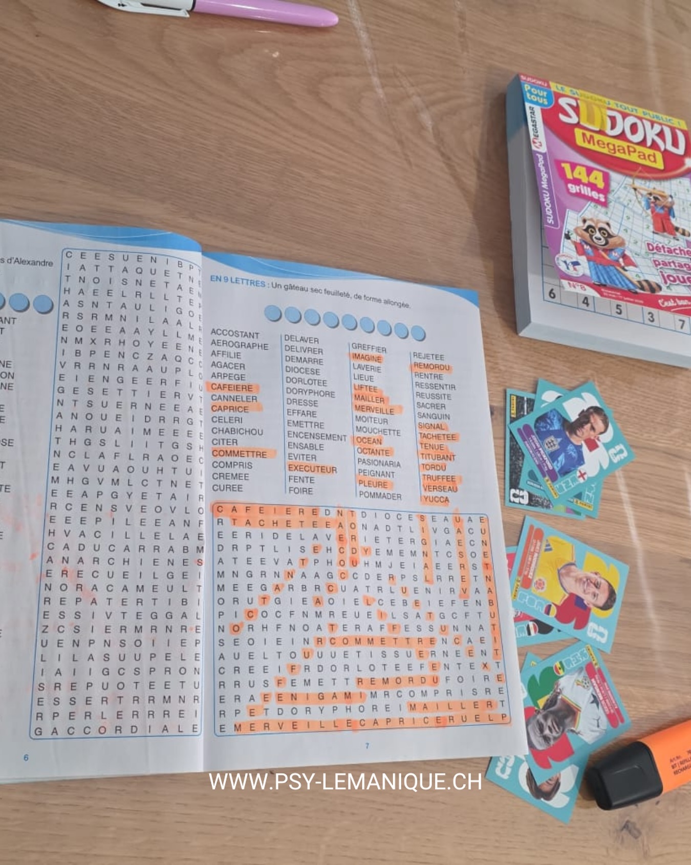 Cet été, mes enfants ont passé des heures à faire des sudokus et des mots mêlés. En les regardant, je me suis fait une promesse : ne pas laisser la rentrée balayer ces petits moments de calme.
Chaque été, nous retrouvons parfois de bonnes habitudes : marcher davantage, lire, passer moins de temps sur les écrans, prendre un vrai temps de pause…
Puis septembre arrive, et tout disparaît.
Ce n’est pas parce que nous manquons de volonté. C’est parce que les habitudes sont intimement liées à leur contexte. Elles s’ancrent dans un lieu, un horaire, un repère. Quand ce contexte change, comme à la rentrée, elles deviennent beaucoup plus fragiles.
La bonne nouvelle, c’est qu’on peut leur donner une seconde chance.
N’essayez pas de tout conserver. Choisissez une seule habitude qui vous a fait du bien cet été et associez-la à un nouveau repère de votre quotidien : après le déjeuner, en rentrant du travail, avant de vous coucher…
Ne comptez pas sur votre motivation. Comptez sur votre routine.
Parfois, une seule habitude préservée suffit à rendre la rentrée un peu plus douce.
Votre psy préférée, qui garde précieusement les sudokus de l’été.
Sources : Lally et coll. (2010) ; méta-analyse sur la formation des habitudes (2024) ; Wood & Neal.
#habitude #rentree #santémentale #neurosciences #repos