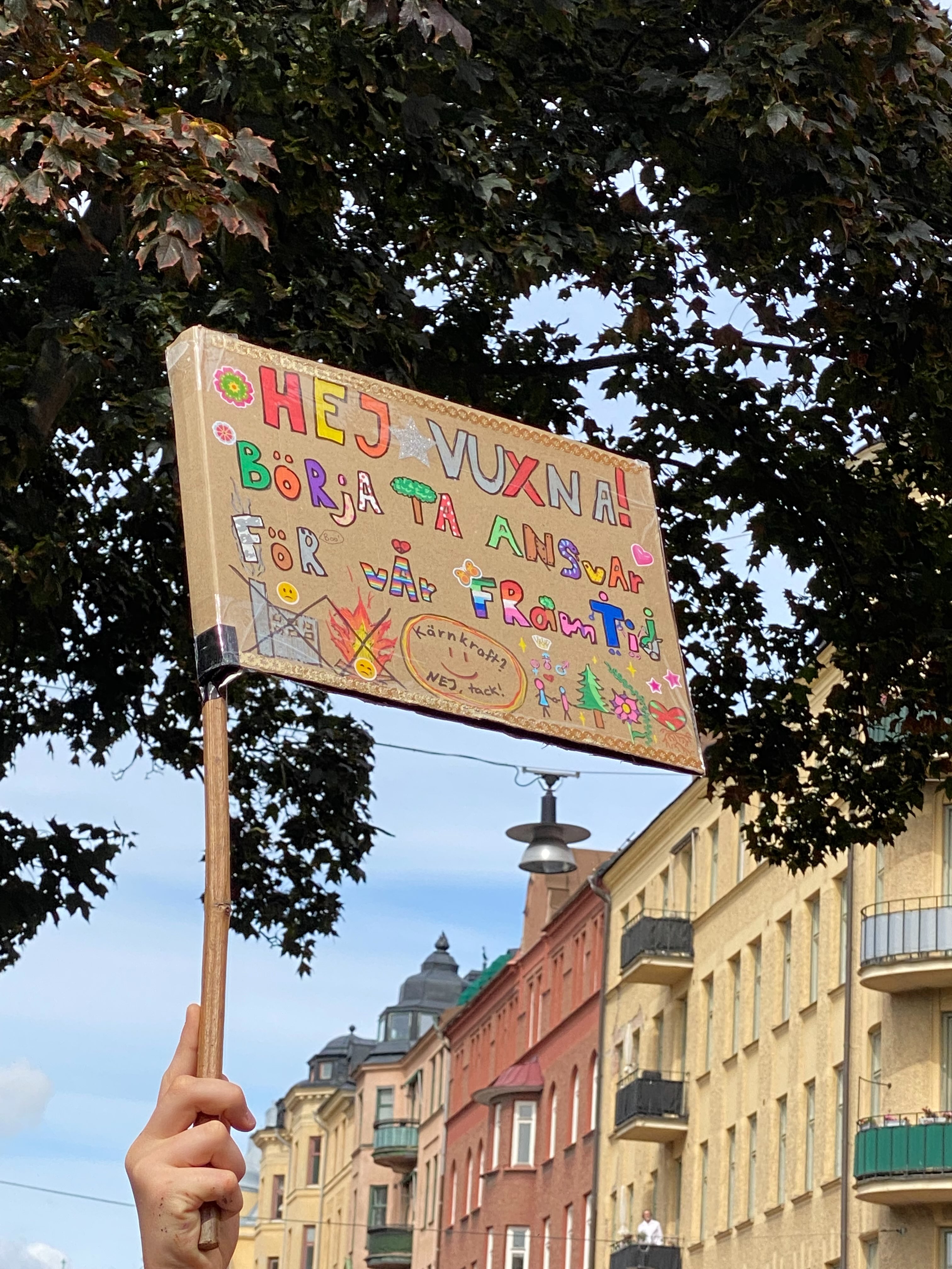 Jag är så glad att jag deltog i klimatdemonstrationen igår!
Mitt starkaste minne är barnen som ropade för allt de hade: ”vad ska vi göra?” Och alla som hörde som svarade: ”rädda klimatet!” 😭♥️
Varje dag skapar vi vår egen verklighet genom våra handlingar. När så många går samman för en sak finns det stora möjligheter till systemförändring, och hur vi deltog i den rörelsen blir en del av vår egen berättelse.
Att agera på sina känslor av oro för framtiden handlar om att våga möta det som känns obekvämt. Det bygger motståndskraft, eller resiliens — en förmåga vi alla, inte minst barnen, kommer behöva i en värld där väderrelaterade naturkatastrofer blir allt vanligare.