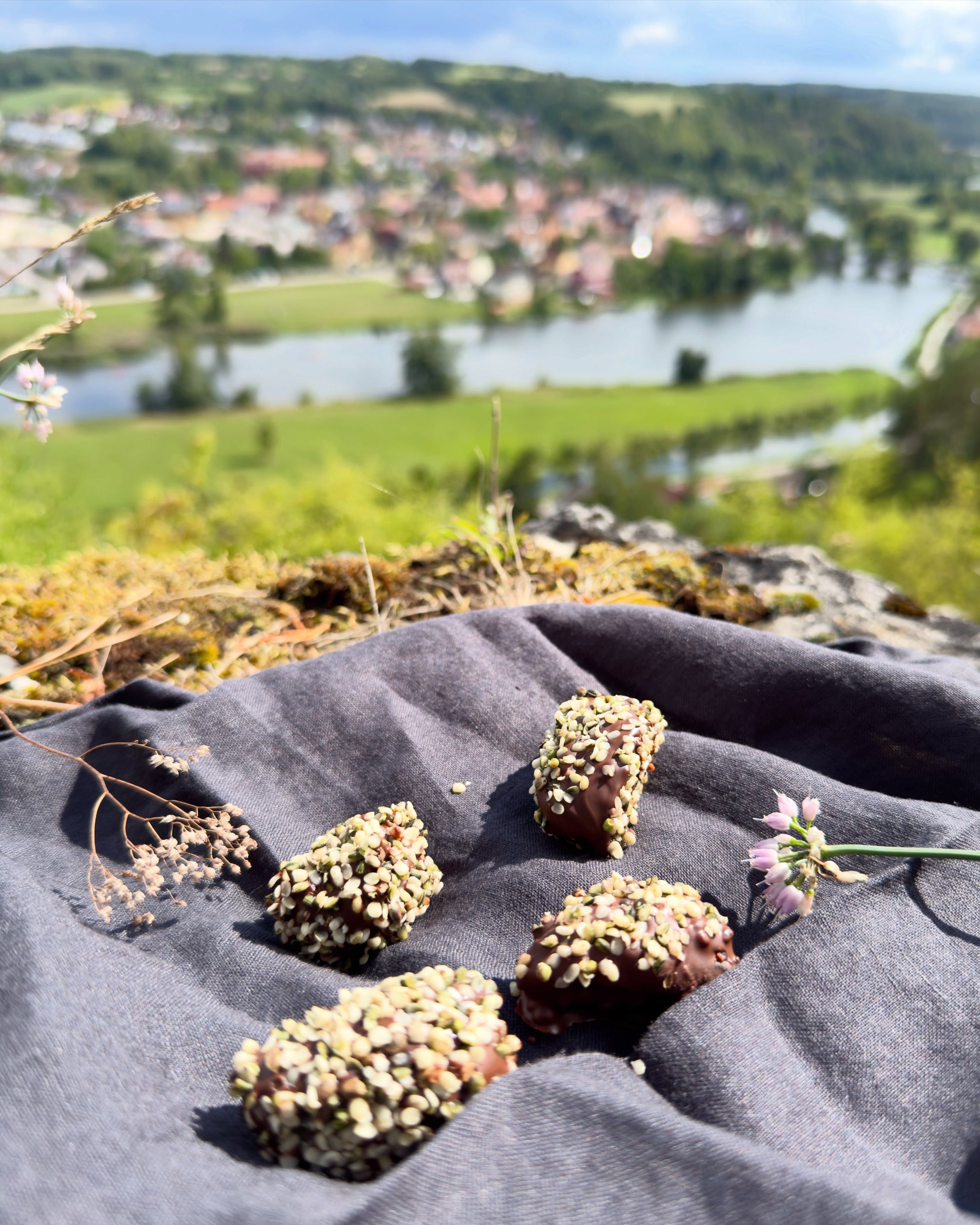Wir hoffen ihr hattet alle ein erholsames Wochenende und habt etwas schönes unternommen ☀️
Wir haben unsere Wanderschuhe geschnürt und mal wieder unsere schöne Oberpfalz genossen. 😍
Natürlich durfte dabei Proviant für eine herrliche Pause mit Aussicht nicht fehlen. 😅
Und perfekt dafür geeignet sind unsere Dattelpralinen mit Hanfnüssen weil sie klein eingepackt sind und dabei gesunde Energie liefern.
Die Anleitung findet ihr im Rezeptehighlight 💚
#dattelpralinen #gesundersnack #wanderproviant #sonntagswanderung #wanderninderoberpfalz