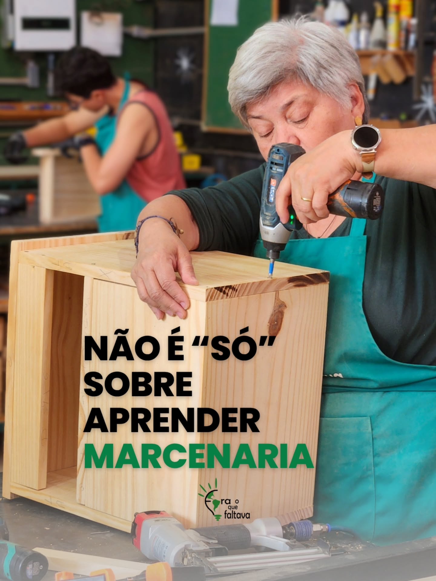 Talvez você esteja pensando em aprender marcenaria só porque gostaria de poder fazer alguma coisa com as próprias mãos. E tá tudo bem. É um motivo genuíno, e foi assim que muita gente chegou até aqui.
Mas existe um ganho muito maior do que simplesmente aprender técnicas de marcenaria para construir coisas. Se envolver com a marcenaria traz benefícios que vão muito além de aprender a medir, cortar e montar peças de madeira.
A satisfação de resolver um problema sozinho, o prazer de criar algo com as próprias mãos, o desafio vencido de tentar algo totalmente novo, sair da rotina, aprender a usar equipamentos que antes pareciam distantes da sua realidade, sair da rotina e se desconectar completamente dos problemas do seu dia a dia, e junto com tudo isso, conhecer pessoas novas e compartilhar momentos e histórias.
No fim, a marcenaria acaba sendo um caminho para redescobrir do que você é capaz e se tornar alguém mais confiante e mais independente.
Já são mais de 500 alunos que chegaram até aqui por motivos diferentes e saíram levando também uma experiência nova, novas amizades e, principalmente, a certeza de que conseguem fazer muito mais do que imaginavam.
Se você tem vontade de experimentar, conhecer a marcenaria e descobrir que você também consegue, conheça nosso Curso de Marcenaria Prática pelo link do nosso perfil e venha participar com a gente dessa experiência!
#eraoquefaltava #cursodemarcenaria #escolademarcenaria #marcenariacriativa