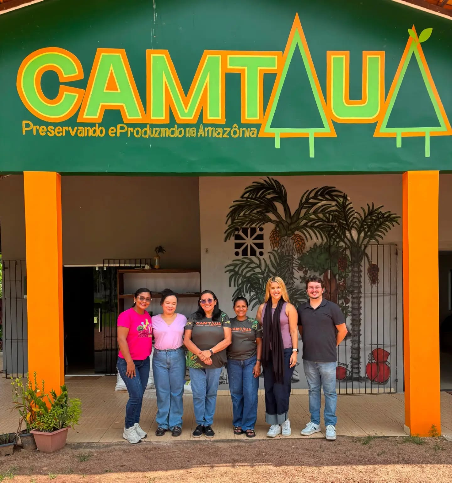 Conhecemos o trabalho incrível da cooperativa @camtaua_
Uma organização comunitária forte, com Diretoria 100% feminina, atenta em fortalecer seus cooperados e preservar a Amazônia.
Uma aula de cooperativismo, agregação de valor, planejamento, inovação em processos e equipamentos, e além de produzir e fornecer para a Natura, ainda fazem turismo de base comunitária e produzem biojoias.
São pessoas como Val, Rose e Patrícia, e tantas outras empenhadas em fazer um mundo melhor, que nos inspiram a seguir fortalecendo organizações com impacto socioambiental positivo.
Obrigado pela linda recepção 🌎💚✨️