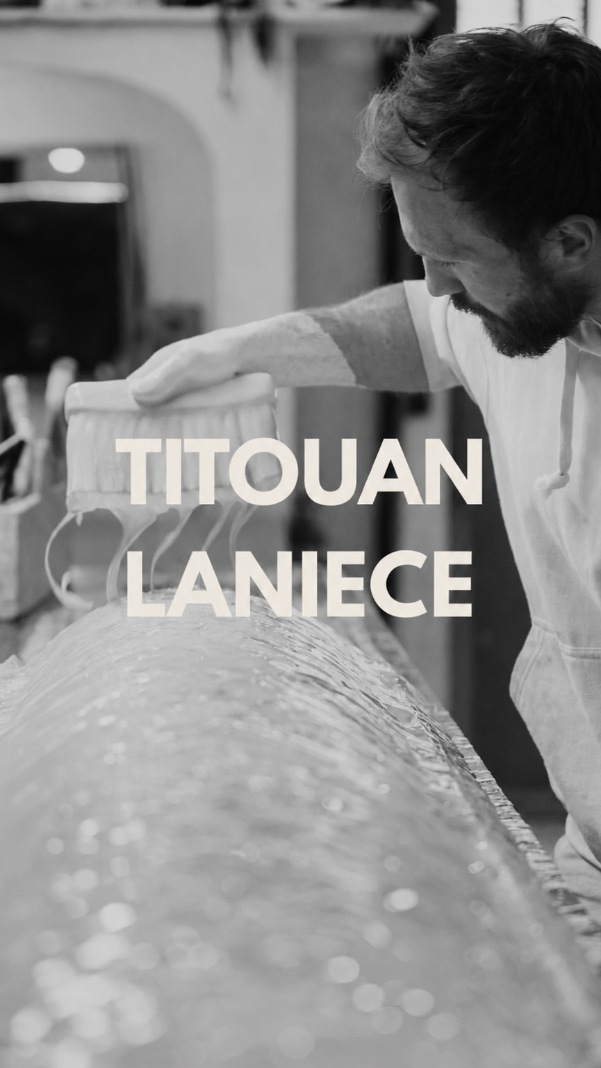 Rencontre avec Titouan Staff @titouanstaff
—
MAÎTRE ARTISAN STAFFEUR 🪜
—
On pousse une porte.
L’atelier se dévoile.
La matière, les outils, le silence.
Le geste précis, répété, maîtrisé.
Ici, le staff se travaille à la main.
Corniches, rosaces, habillages : chaque pièce prend forme avec exigence.
Un savoir-faire rare, où la technique rejoint le geste.
—
Chez BC Ateliers, nous attachons une importance particulière aux artisans qui
accompagnent nos projets.
Parce que derrière chaque détail, il y a une main, une expertise, une manière de
faire.
Nous avons déjà collaboré avec Titouan sur plusieurs chantiers,
et son travail s’inscrit pleinement dans cette recherche de justesse.
—
#bcateliers #artisanat #staff #savoirfaire #architectureinterieure