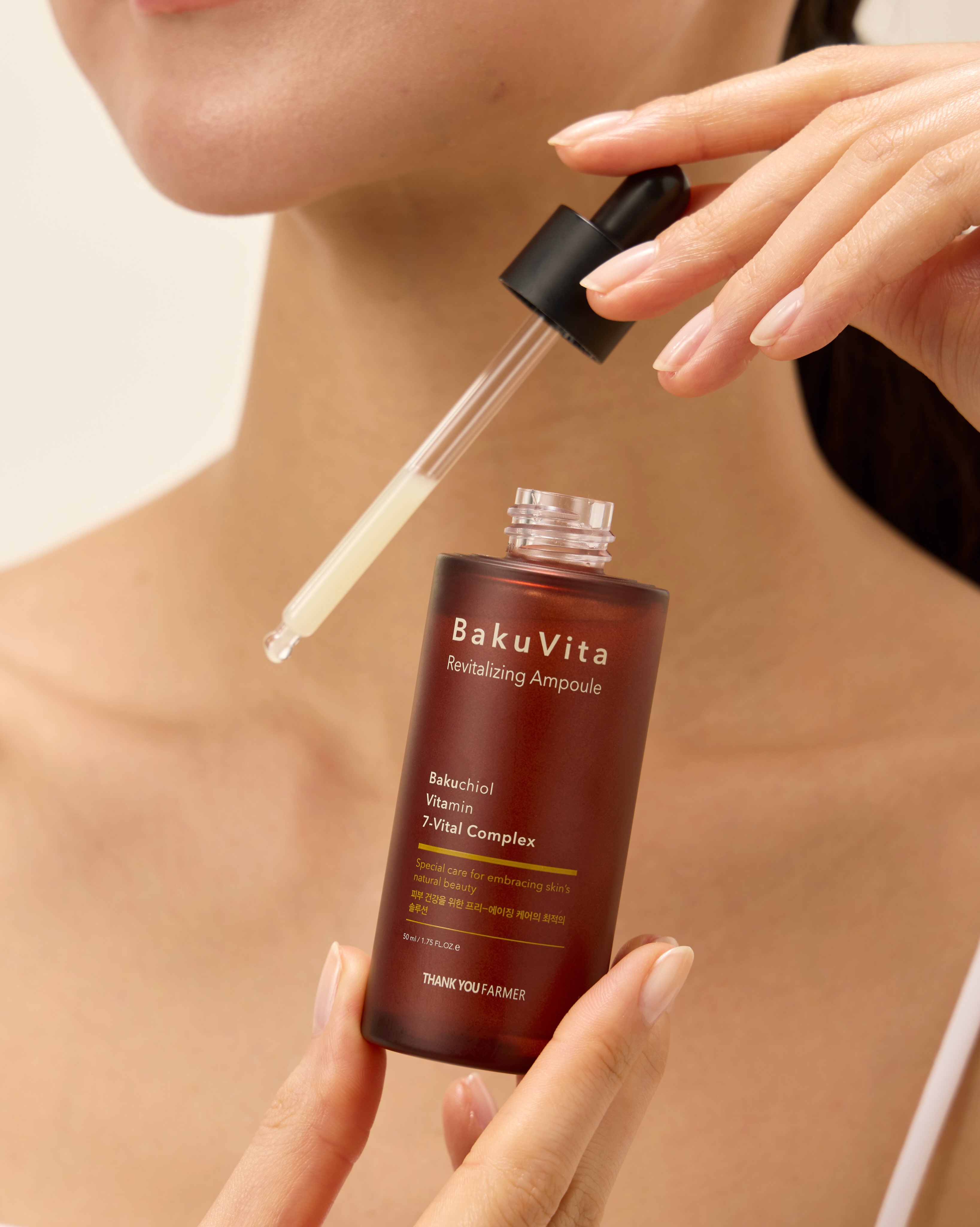 ✨ BakuVita Ampoule ✨
Für glatte, strahlende Haut mit mehr Spannkraft 💆🏻♀️
🌿 Bakuchiol – die Next Level Retinol-Alternative:
Der botanische Wirkstoff aus der Babchi-Pflanze verbindet effektive Pflege mit einer besonders hautfreundlichen Formulierung.
🔬 Verfeinertes Hautbild:
Unterstützt dabei, das Erscheinungsbild von Poren zu reduzieren und sorgt für eine ebenmäßigere, glattere Haut.
⏳ Well-Aging Pflege:
Unterstützt die Hautdichte und Elastizität, wirkt straffend und hilft, das Erscheinungsbild feiner Linien zu mildern.
✨ Für neue Ausstrahlung:
Versorgt die Haut intensiv mit wertvollen Nährstoffen und schenkt ihr einen frischen, gesunden Glow.
🌱 Vitaminreiche Pflege:
Wertvolle Vitamine unterstützen die Hautstruktur und tragen zu einem gepflegten, vitalen Hautbild bei.
💆🏻♀️ Mehr Spannkraft & Festigkeit:
Unterstützt die natürliche Elastizität der Haut und sorgt für ein glattes, geschmeidiges Hautgefühl.
➡️ Entdecke die BakuVita Ampoule und das gesamte Thank You Farmer Sortiment ganz bequem in unserem Online-Shop. 🛍️
🔗 Link in der Bio
#BakuVita #Bakuchiol #KBeauty #KoreanSkincare #WellAging