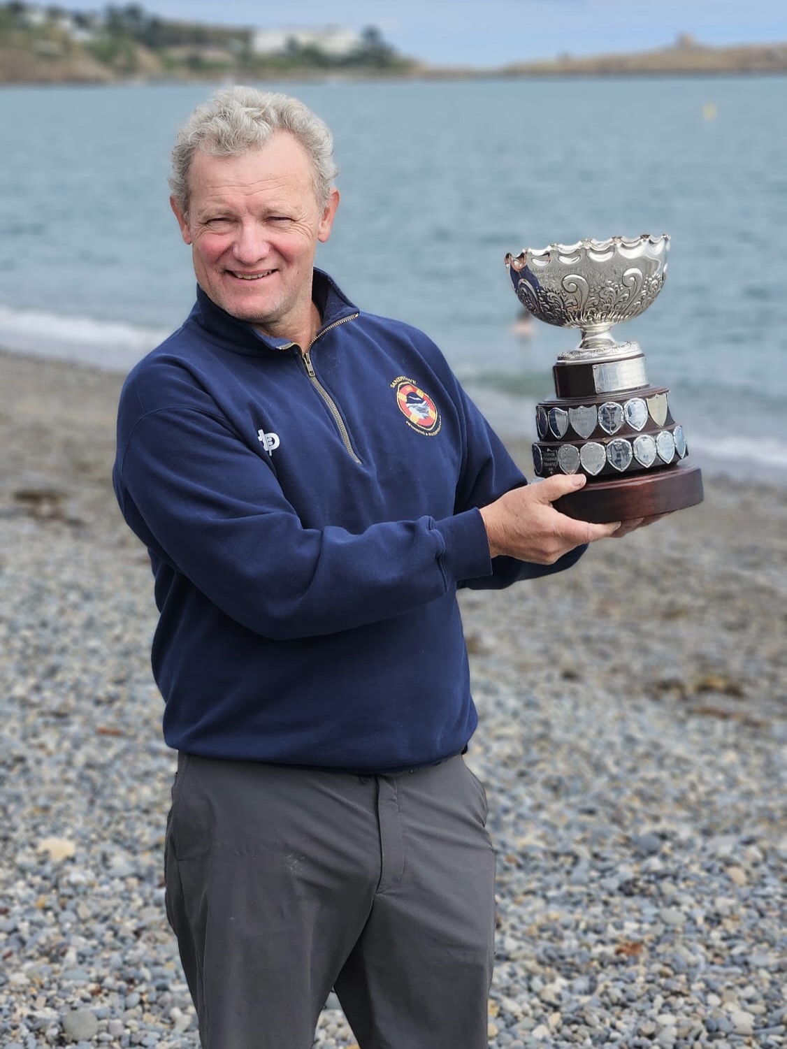 ๐๐ Half Moon SC โ Siobhan McKenna Cup ๐๐
๐ Killiney | 22 August 2026
What a day for Sandycove SCโand a very special one for Ed Duffy! ๐
๐ฅ Congratulations to Ed, who took 1st place! ๐๐
And can you believe itโฆ this is Edโs first-ever race win! ๐๐ After plenty of racing and hard work over the years, the moment finally arrived. What a way to do it!
๐ช Menโs Results
๐ฅ Edward Duffy โ 1st
๐ Stevie Doyle โ 16th
๐ Lonan McDowell โ 18th
๐ Frederic Verdier โ 24th
๐ Paul Kehoe โ 29th
๐ John Moriarty โ 46th
๐ Gary Smith โ 47th
๐ Billy Kehoe โ 51st
๐ Edward Boag โ 60th
๐ Martin Murphy โ 62nd
๐ Ladiesโ Results
๐ฅ Eibhin Butler โ 3rd
๐ Kelly Admirand โ 8th
๐ Neasa Hainbach โ 18th
๐ Gillian Binchy โ 22nd
๐ Anne Murphy โ 34th
๐ Eirinn Doyle โ 59th
๐ Special congratulations to Eirinn Doyle, who was the fastest U18! ๐๐ฅ
A fantastic turnout from Sandycove and another brilliant day of racing at Killiney. Well done to everyone who took part and represented the club! ๐๐
Huge thanks to Half Moon Swimming Club and Leinster Open Sea (LOS), together with all the volunteers, safety crews and supporters, for another great race