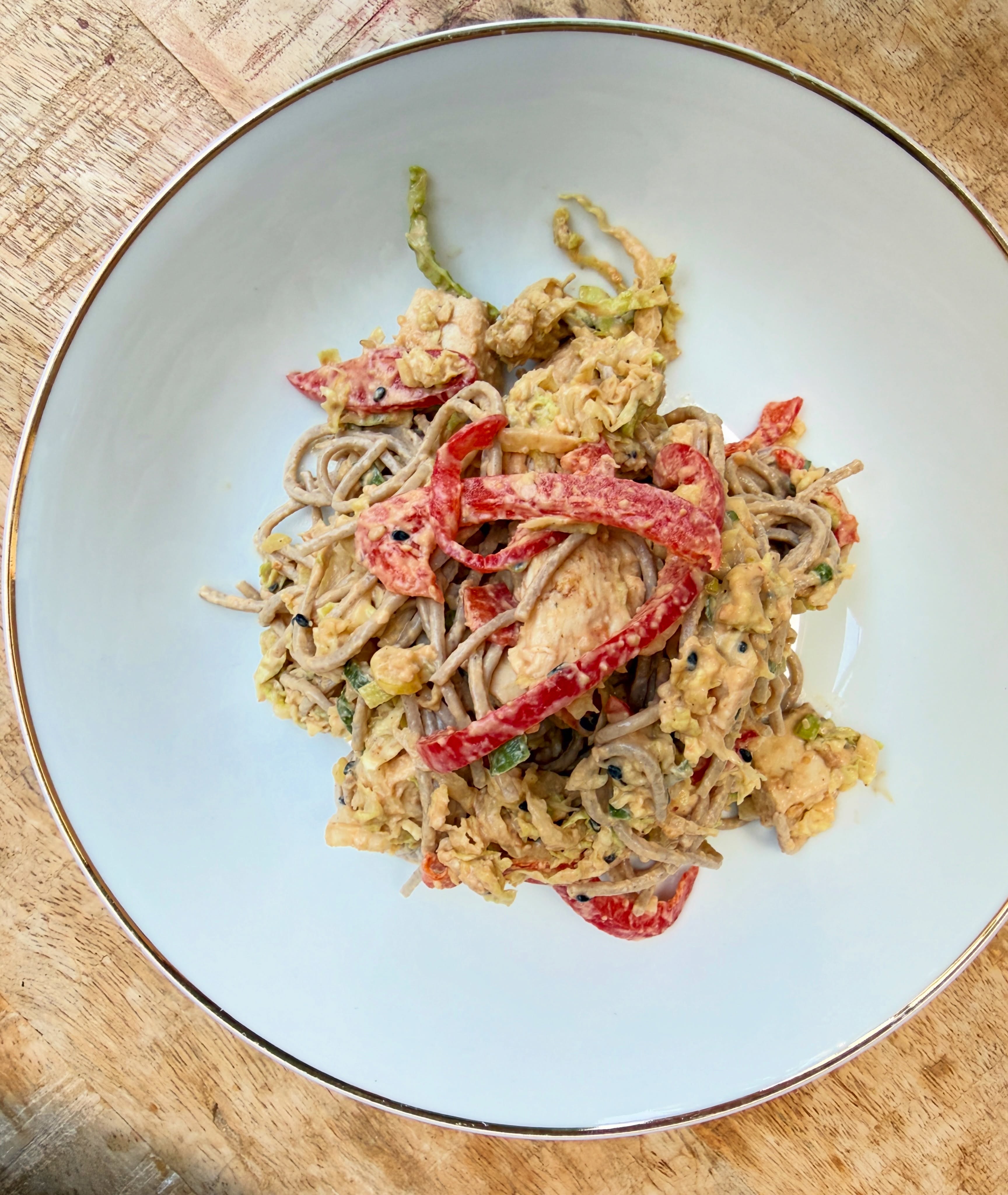 Peanut noodles & raw veg for those last summer warm days.
.
.
#noodles
.
#bootsforbreakfast #americanchefinholland #dutchlife #expatliving