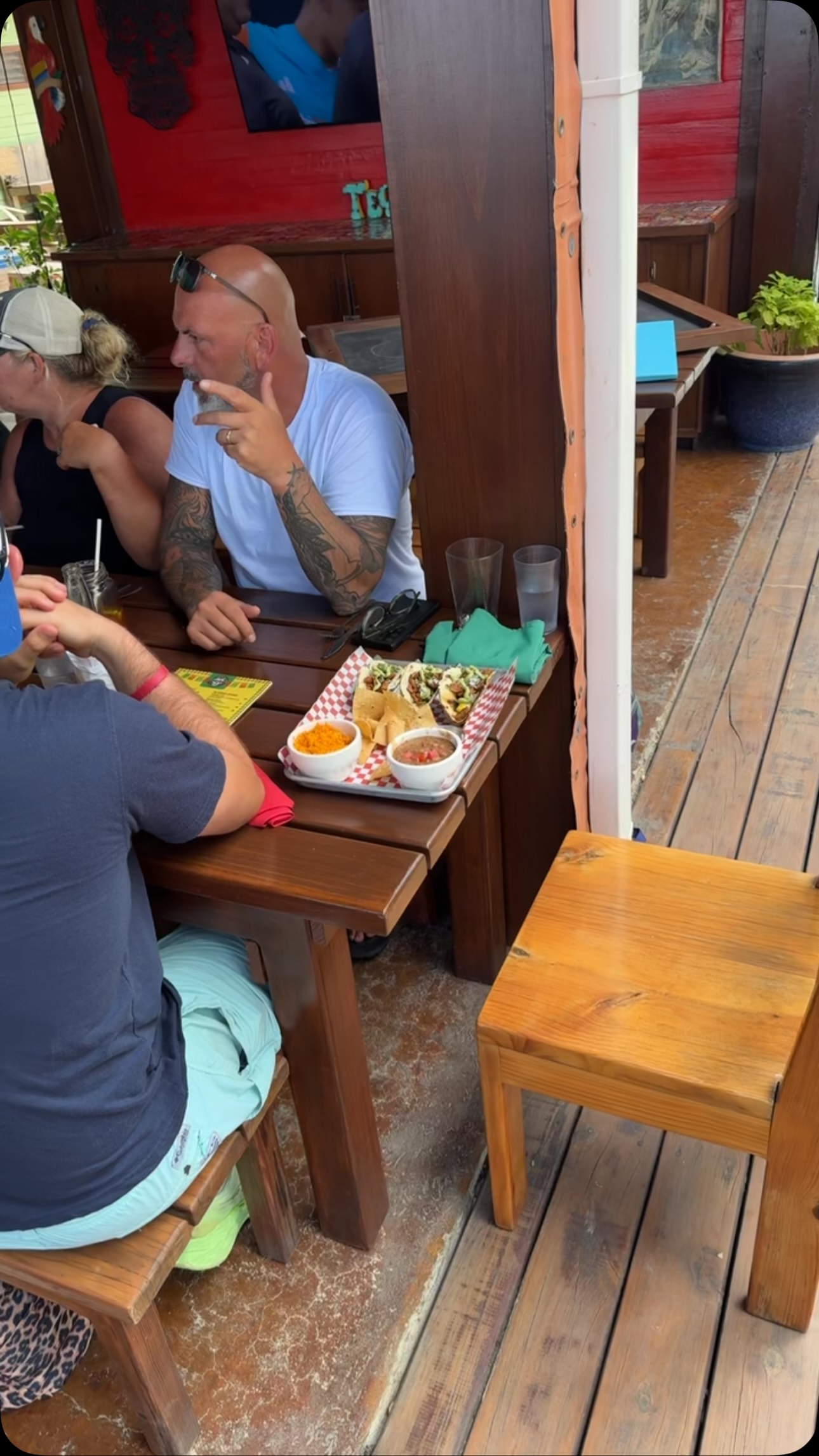 Haveing Lunch @kristis_overlook with the group. #fullislandtour #lunchtime #texmex #realdeal #lifeinroatan