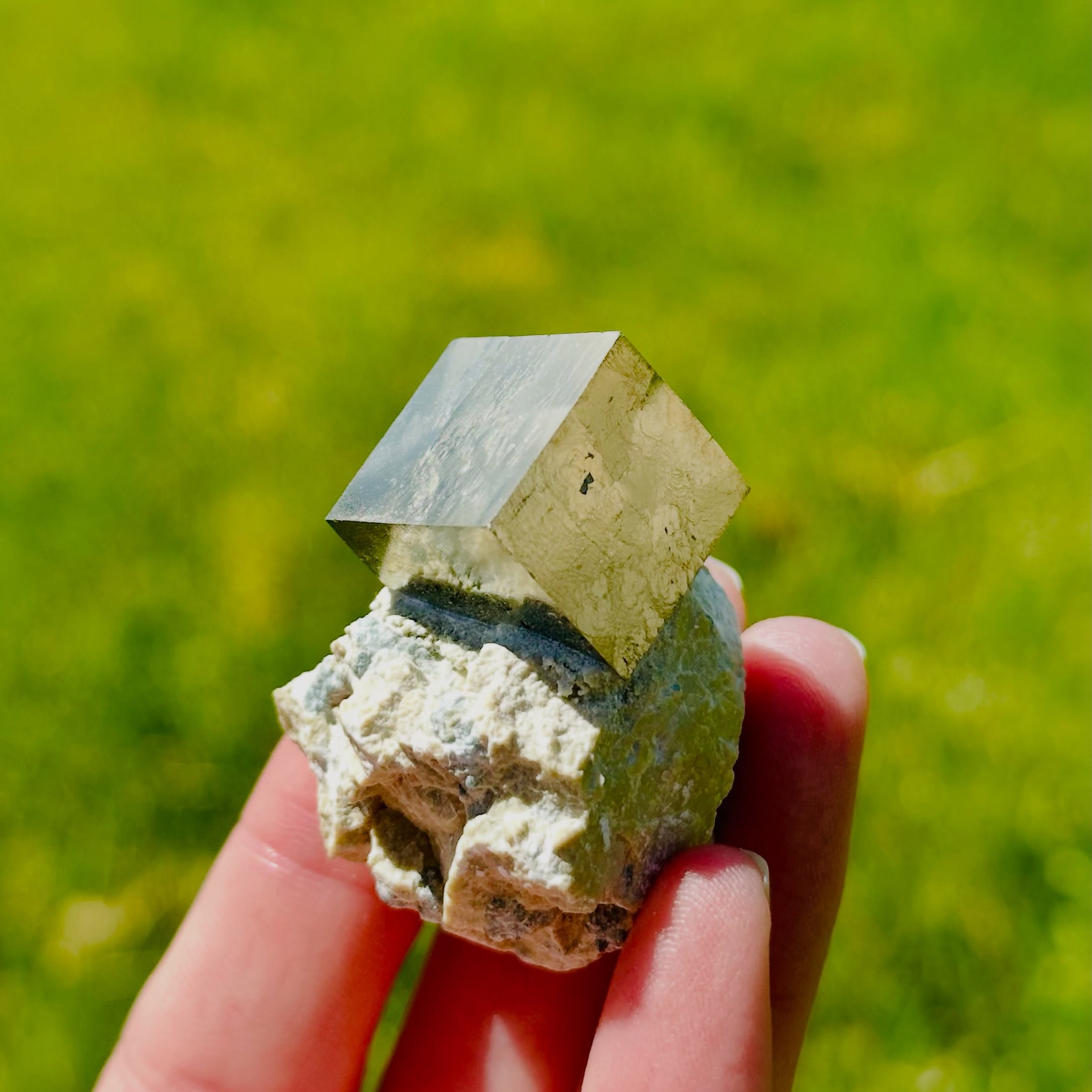 Natural pyrite cubes. Confidence & Willpower: Energizes personal power and helps reduce anxiety or hesitation.Energy Shielding: Acts as a protective barrier against negative energies and environmental drain.Abundance & Action: Encourages productivity and practical problem-solving rather than wishful thinking.