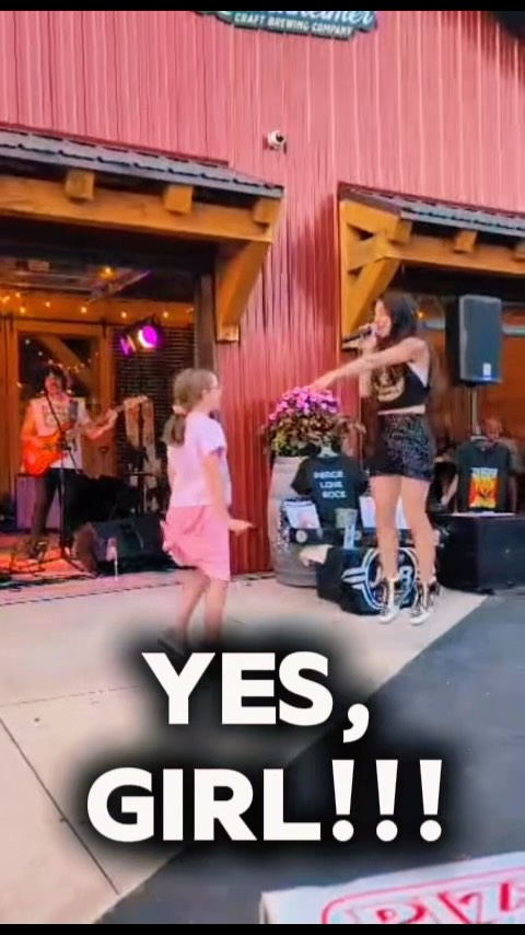 Bring your kid to my shows and they might end up on the mic.
When I was little I dreamed of getting this chance.
Now I love giving it 🩷
#pinkponyclub #ᴄᴏᴠᴇʀsᴏɴɢ #livemusic #musiclife #kids
@jessnovakband / @lunkenheimercbc / @jessica_kurpiewski_ 🎥