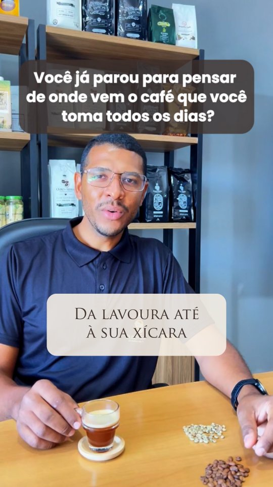 Antes de chegar à sua xícara, o café percorre uma história inteira.☕
Ele nasce na lavoura, é acompanhado durante meses e colhido no momento certo. Cada etapa influencia a qualidade, o aroma e o sabor que você percebe no preparo.
Conhecer a origem do café também é conhecer o cuidado e o caminho que ele percorreu até chegar à sua casa. 🌿
Quer viver essa experiência em uma xícara? Conheça o Café Gourmet Ouro da Serra.