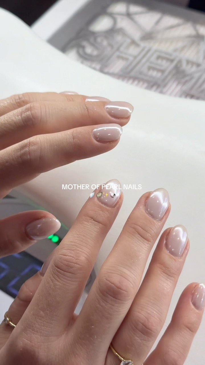 PEARLESCENT NAILS 🪽✨
Marshmallow + Chrome = a match made in heaven!
.
.
.
.
#VivaAesthetics #ChromeNails #Pearl #WhiteNails #Nails