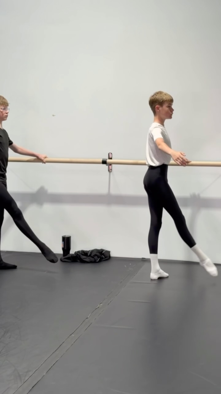 16 jetés! 💪🥵 Working hard in Artistic Director Bryce Lee’s class. #themaledanceconnection #maledancer #ballet #dance #balletdancer