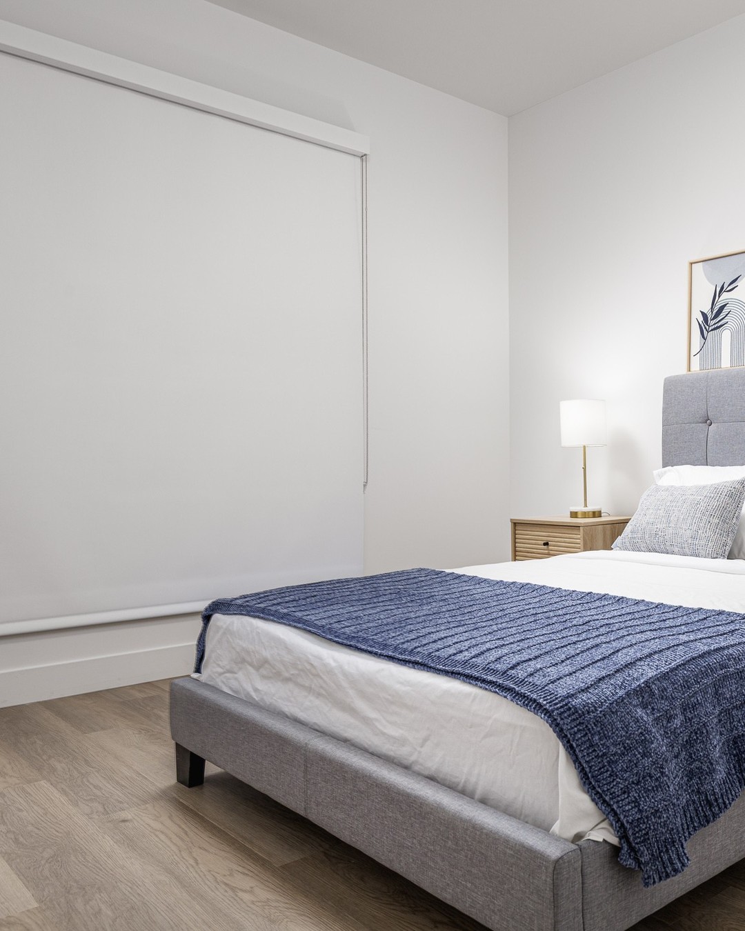 What does a bedroom actually need? Less than you’d think — this one just got a roller shade sized to the inch and called it done.
#mtlblinds #rollerblind #livingroom #windowstyling