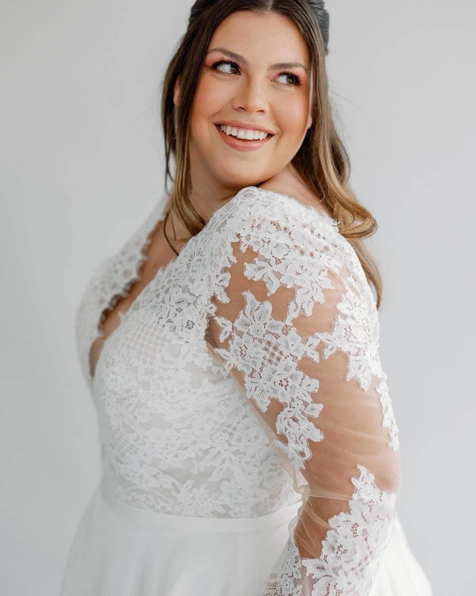 Stand out in this elegant gown. Featuring a V-back, plunging neckline, and long sleeves detailed with a delicate Chantilly lace. A bias belt compliments the natural waist and leads into a mikado A-line skirt. Scalloped eyelash lace details the neckline and cuffs while pockets add a modern touch.
@adorejustinalexander - Style 11149
#sleeves #weddingdresswithsleeves #lace #hampshirebride #surreybride